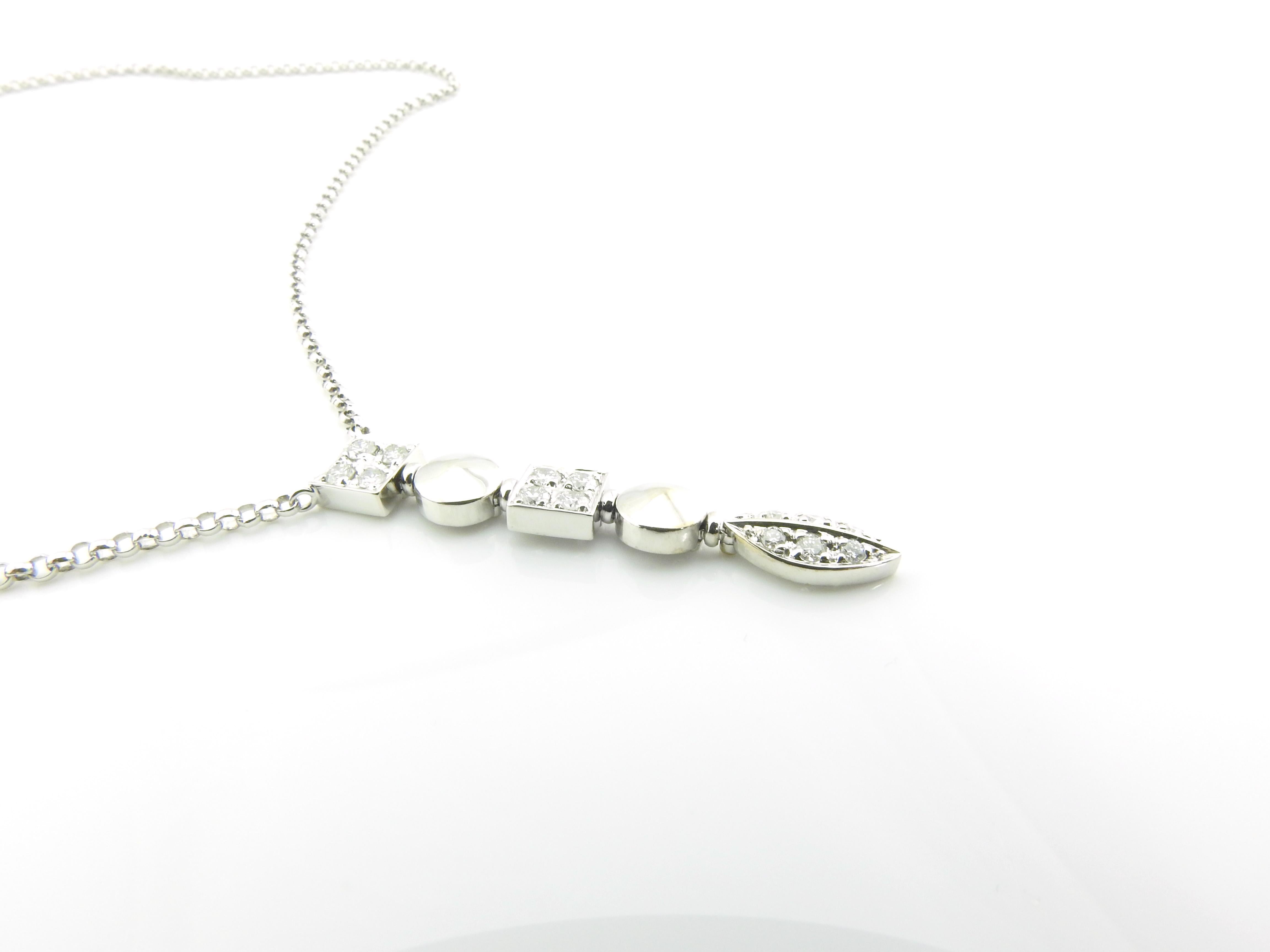 18 Karat Weißgold Diamant Geometrische Halskette mit baumelndem Anhänger (Rundschliff) im Angebot