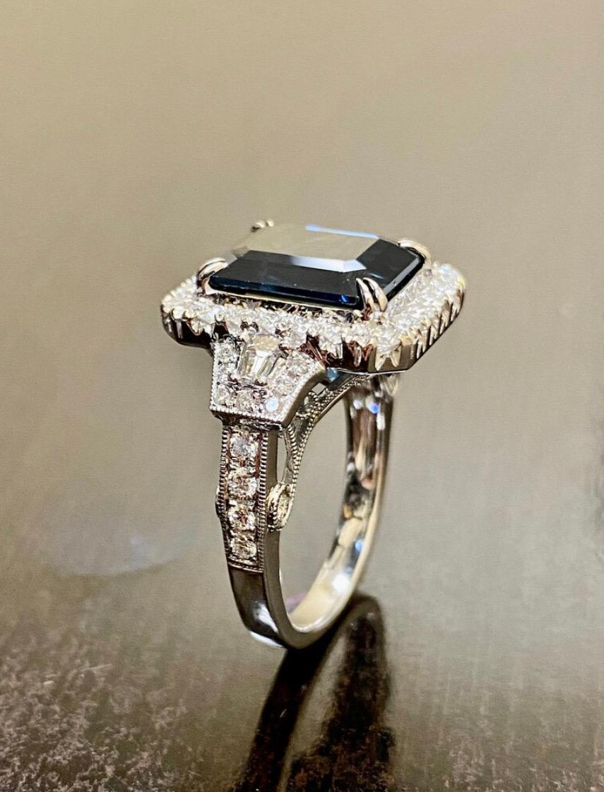 Verlobungsring aus 18 Karat Weißgold mit GIA-zertifiziertem 7,50 Karat blauem Saphir (Smaragdschliff)