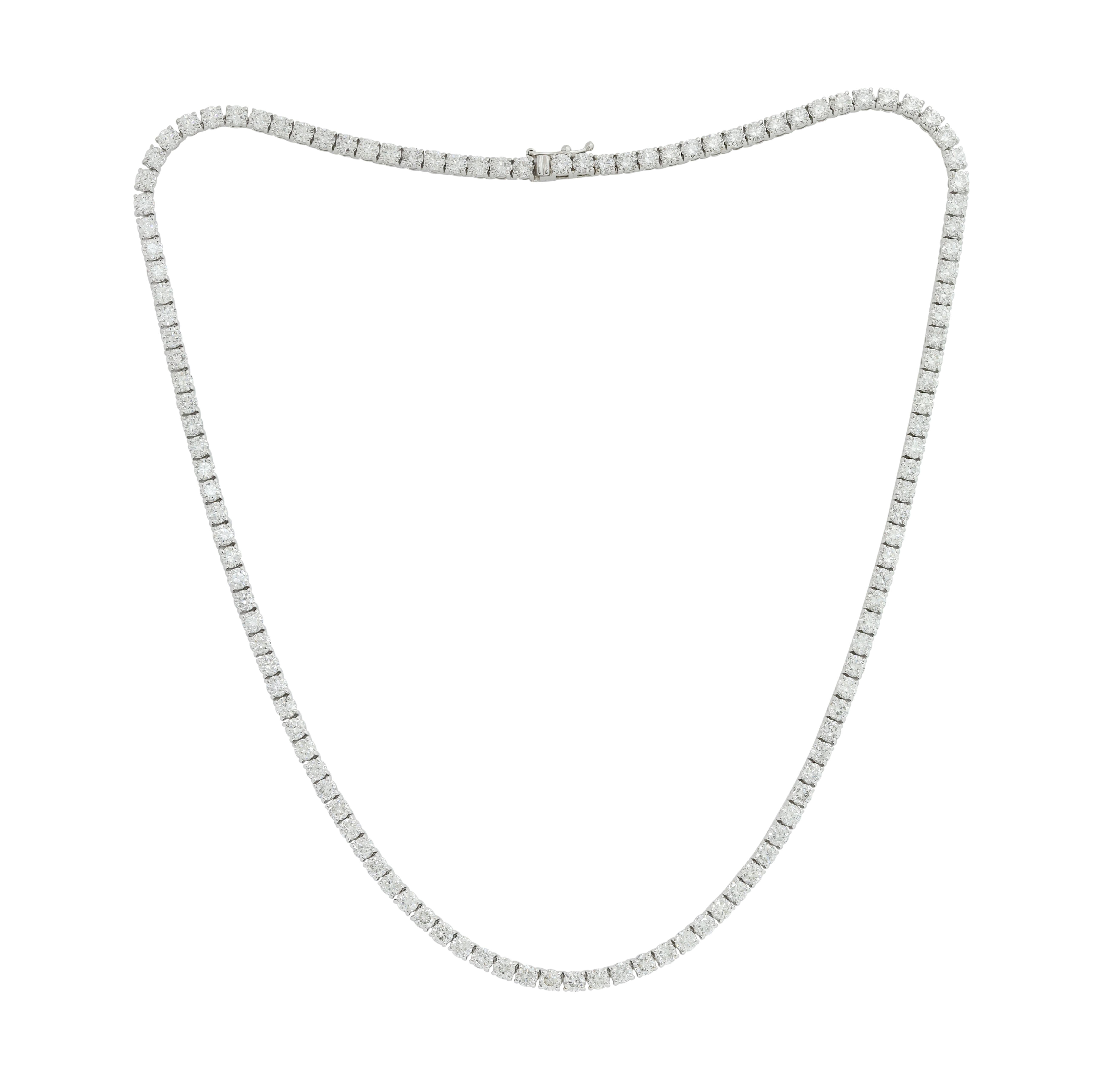 Collier de tennis à lignes droites en or blanc 18 carats serti de 15,15 carats de diamants.
99 diamant rond sur tout le pourtour. 
16