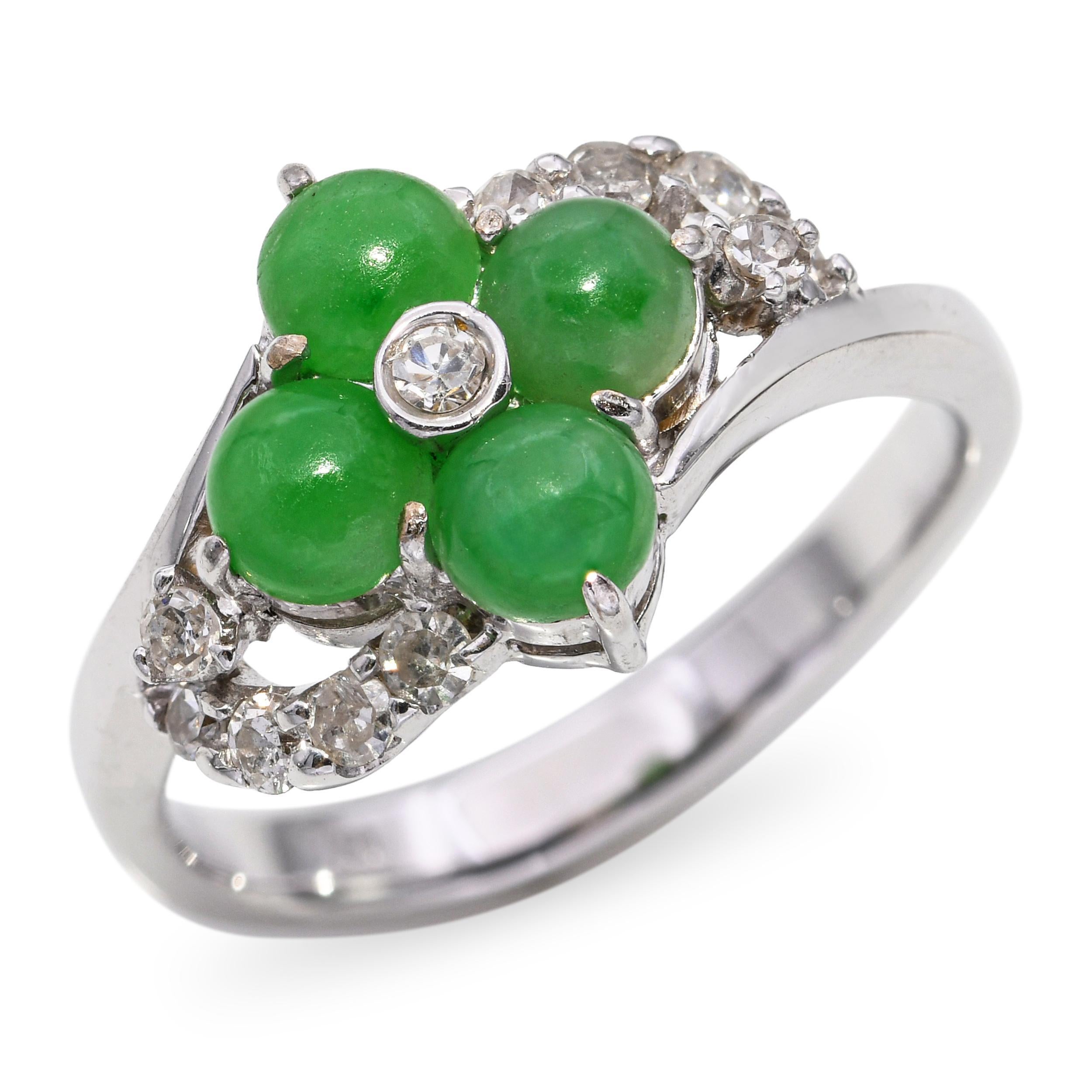 Ring aus 18 Karat Weißgold mit Diamant und Jadeblüte, in dessen Mittelpunkt eine wunderschön geschnitzte Jadeblüte steht. Die Jade weist einen satten, natürlichen Grünton auf und ist zart zu Blütenblättern geformt, die an organische Eleganz