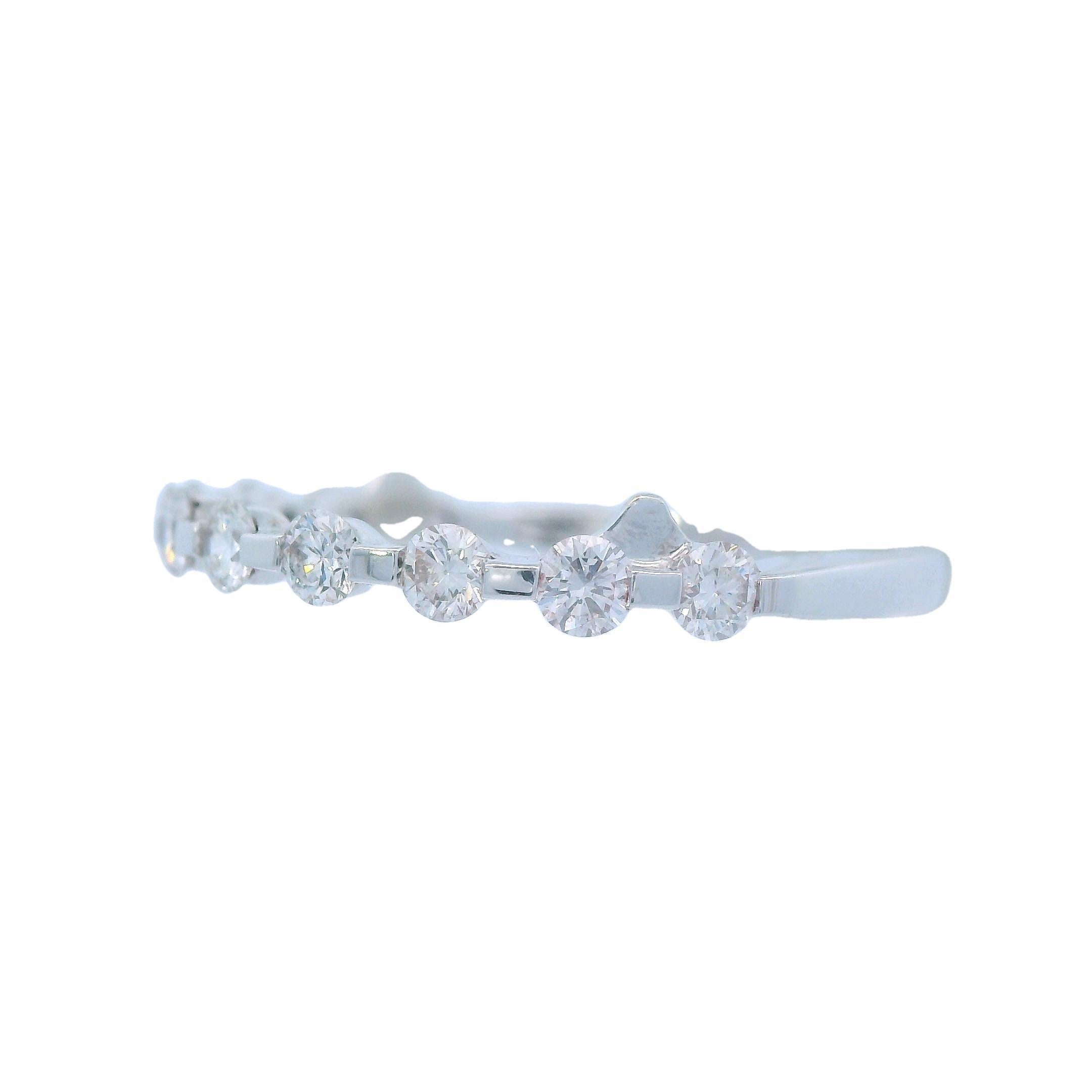 Questo splendido bracciale di Elma Gil è realizzato in oro bianco 18 carati e presenta una splendida serie di diamanti bianchi brillanti incastonati. L'elegante semplicità di questa fascia, così come i bordi rialzati, la rendono ideale per essere