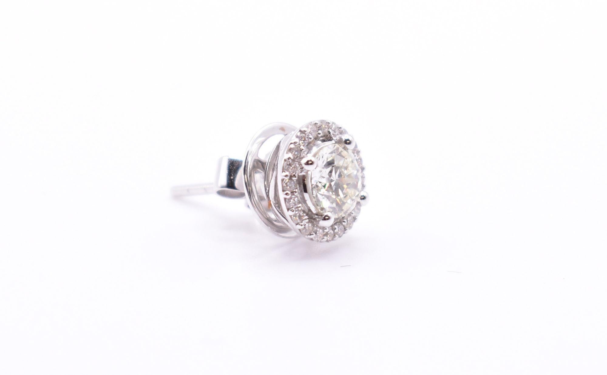 18k White Gold Diamond Halo Stud Earrings In Excellent Condition For Sale In Chelmsford, Essex