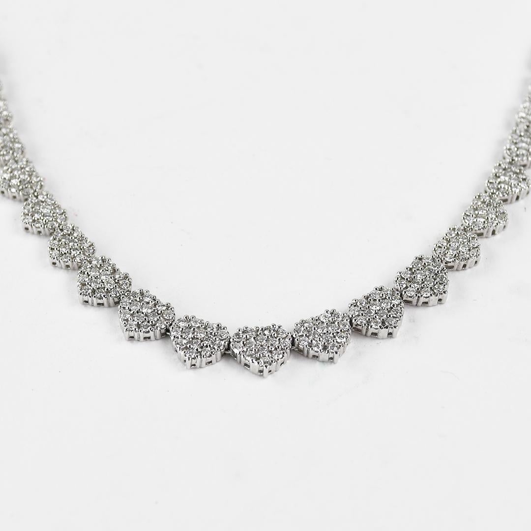 Damen-Halskette aus 18 Karat Weißgold und Diamanten.
Gestempelt 750 und wiegt 17,6 Gramm.
Die Diamanten sind rund im Brillantschliff, Farbe H bis I, Reinheit Vs bis Si, insgesamt 2,00 Karat.
In der unteren Mitte der Halskette ist sie 7 mm breit.
Die
