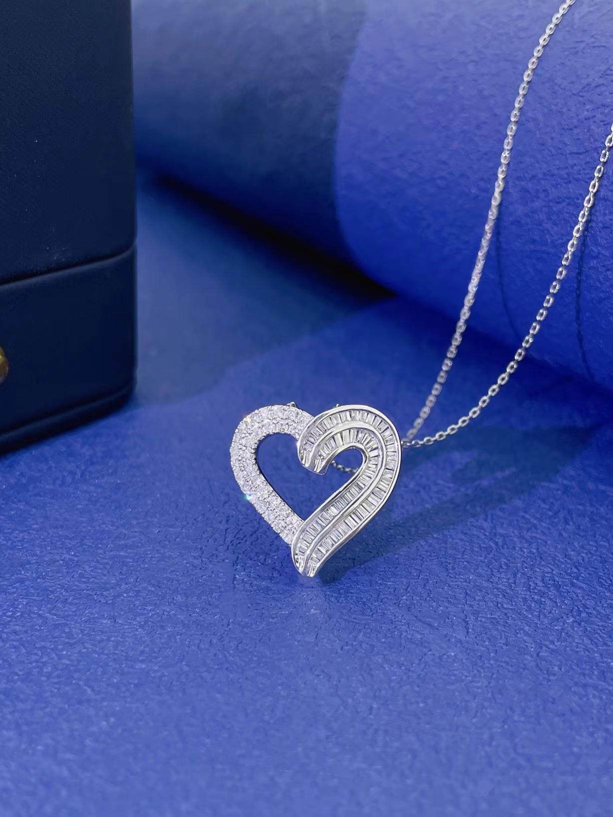 Modern 18K White Gold Diamond Heart Necklace For Sale