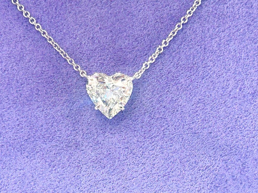 Dante significa eterno, un bel diamante a forma di cuore rappresenta l'amore eterno per se stessi o per una persona speciale. Indossa questo pezzo da solo o impilalo con gli altri ciondoli che preferisci per creare uno spettacolo al collo.
