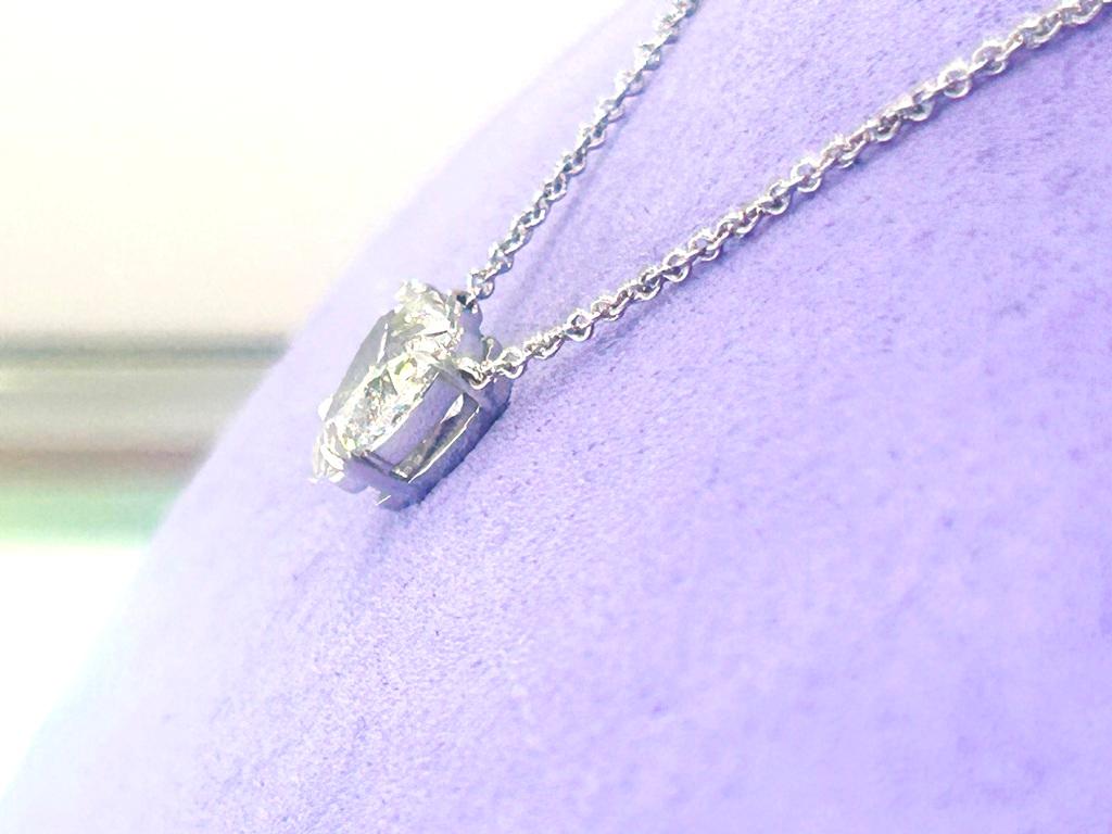 Cuore Collana con ciondolo a forma di cuore con diamante in oro bianco 18 carati 3,49 W/EGL in vendita