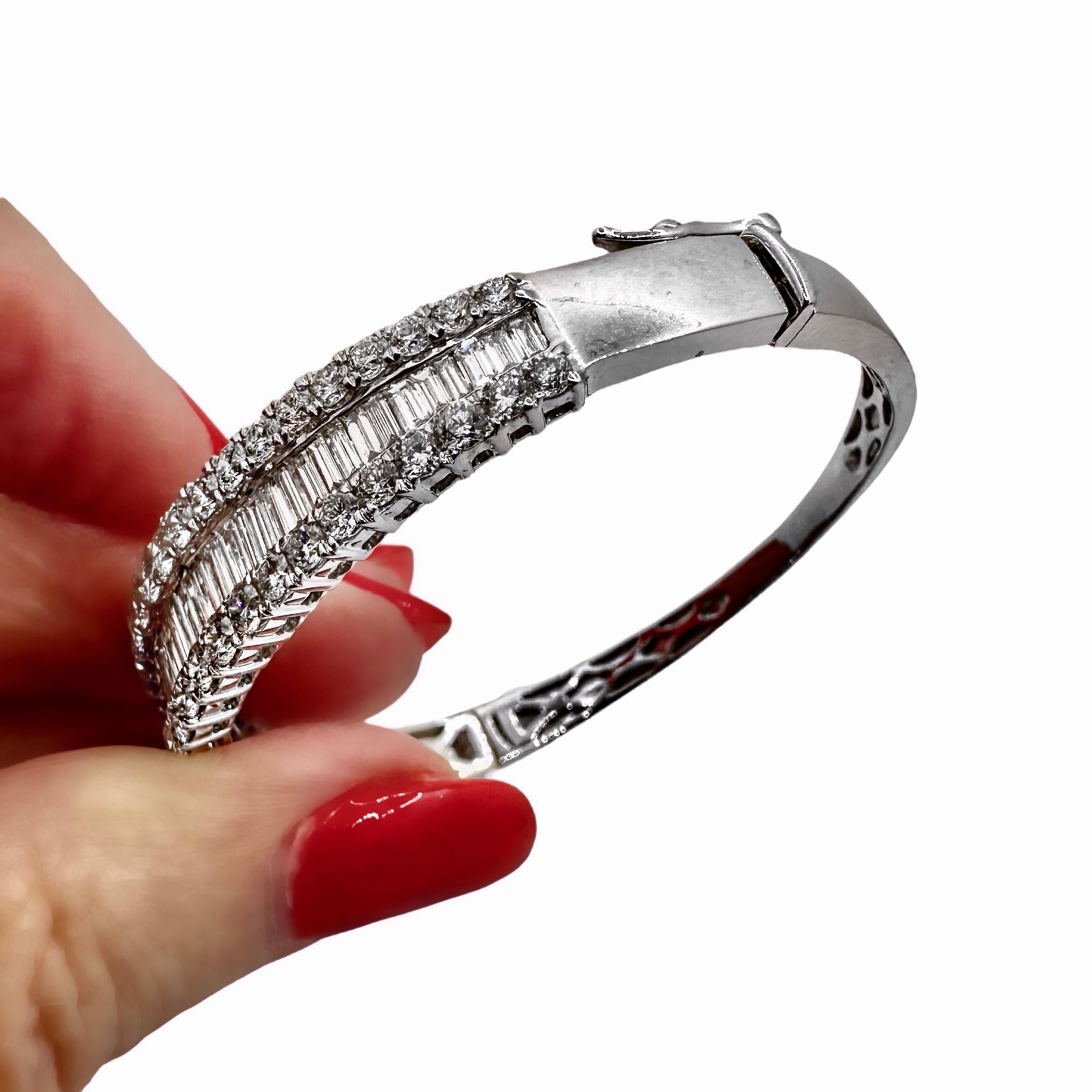 18K White Gold & Diamond Hinged Bangle Bracelet for Ladies With a Small Wrist In Good Condition For Sale In Palm Beach, FL