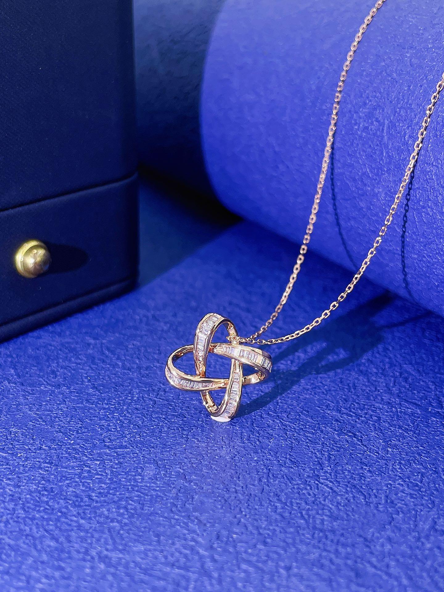 18K White Gold Diamond Hollow Square Necklace In New Condition For Sale In Hong Kong, HK