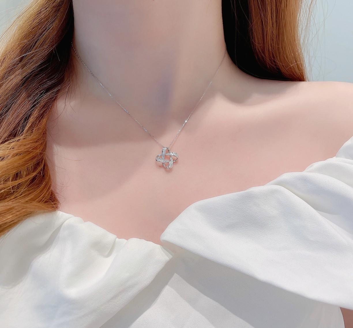 18K White Gold Diamond Hollow Square Necklace For Sale 1