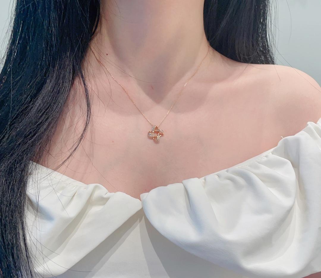 18K White Gold Diamond Hollow Square Necklace For Sale 3