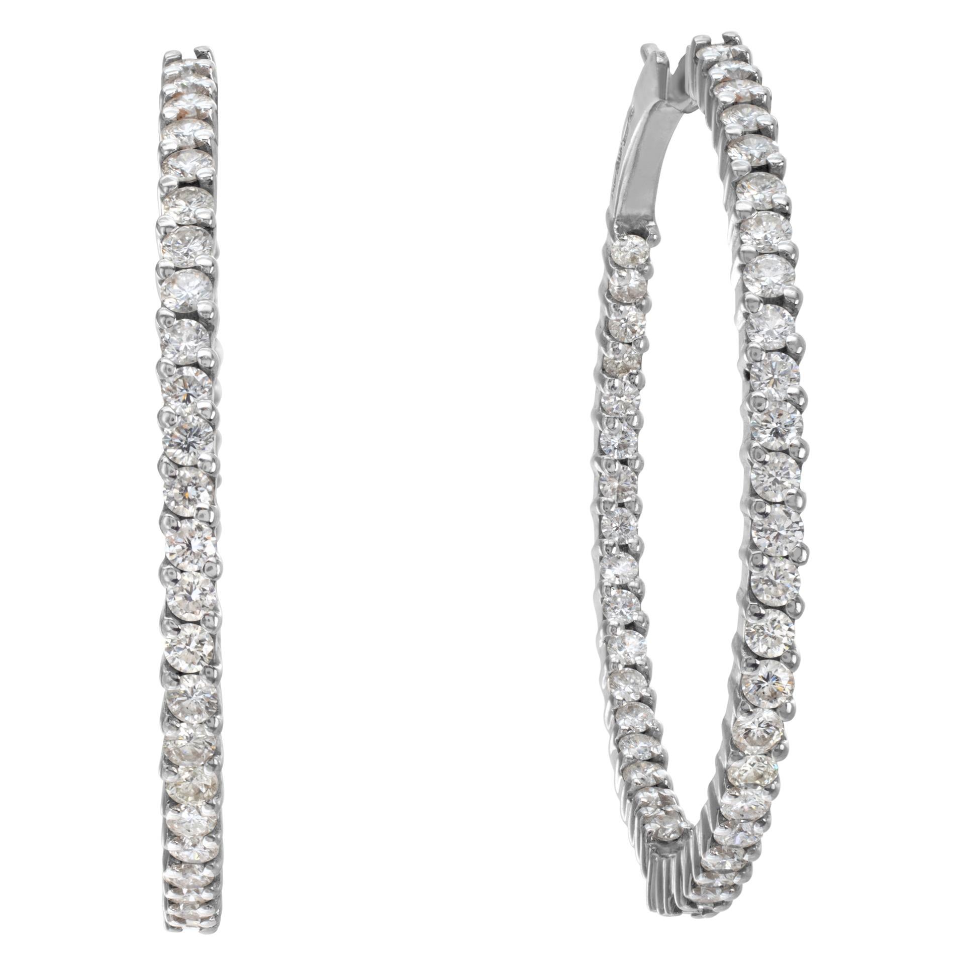 Orecchini a cerchio con diamante in oro bianco 18k 6,70 carati colore G, purezza SI. Lunghezza di appensione 1,75 pollici.
