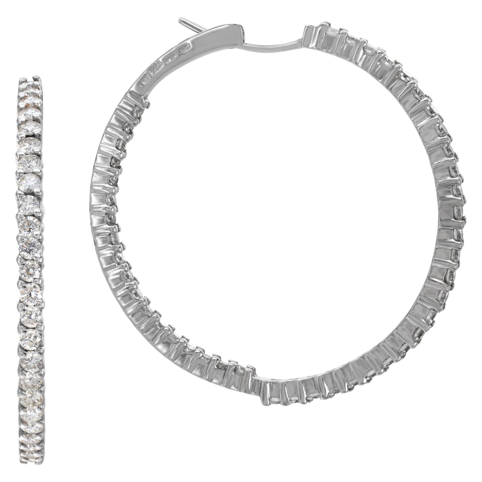 Orecchini a cerchio con diamante in oro bianco 18k In condizioni ottime in vendita a Surfside, FL