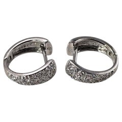 Pendientes de aro pequeños tipo «huggie» de oro blanco de 18 quilates con diamantes #25735