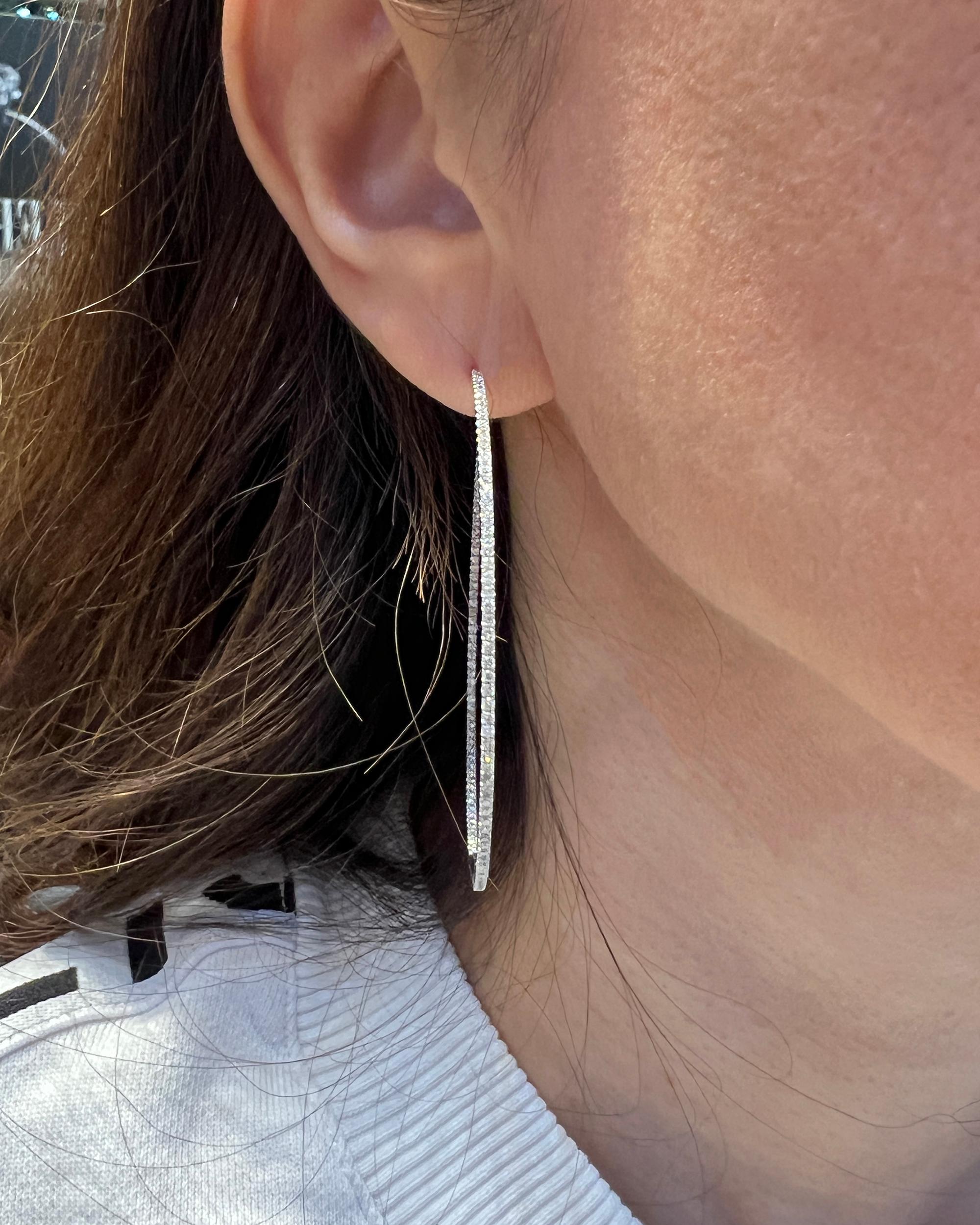 Contemporain Boucles d'oreilles en or blanc 18 carats avec diamants à l'intérieur en vente