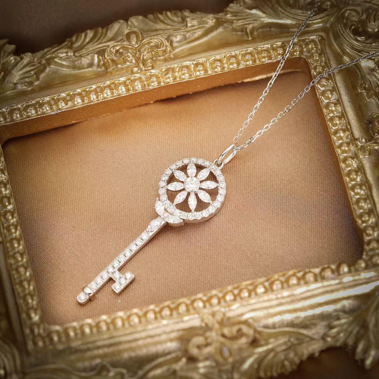 Collana di chiavi con diamanti in oro bianco 18 carati
Diamanti - 0,72 CT 
Oro bianco 18K - 4,13 GM

Lo squisito ciondolo a forma di chiave floreale di Eleg Jewelry è un mix straordinario di eleganza e charme. Realizzato in lussuoso oro bianco,