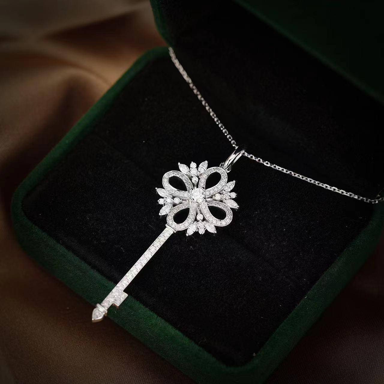 Moderno Collana di chiavi con diamanti in oro bianco 18 carati in vendita