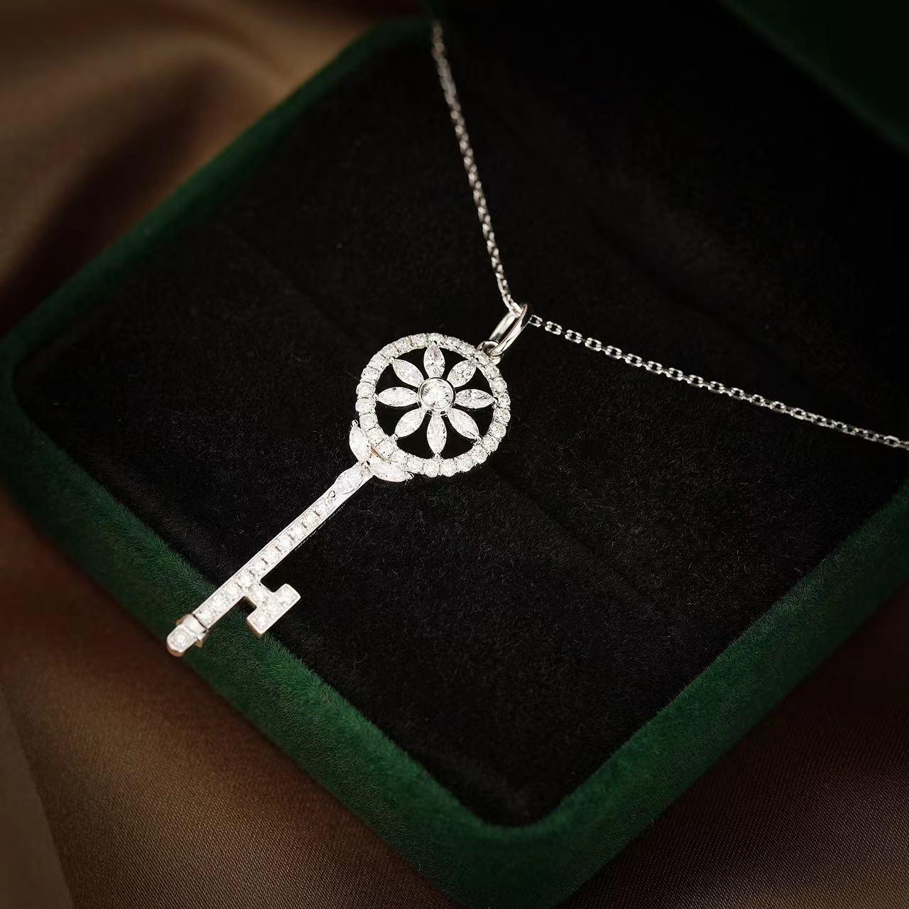 Moderno Collana di chiavi con diamanti in oro bianco 18 carati in vendita
