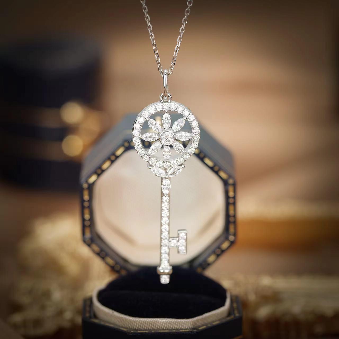 Taglio rotondo Collana di chiavi con diamanti in oro bianco 18 carati in vendita