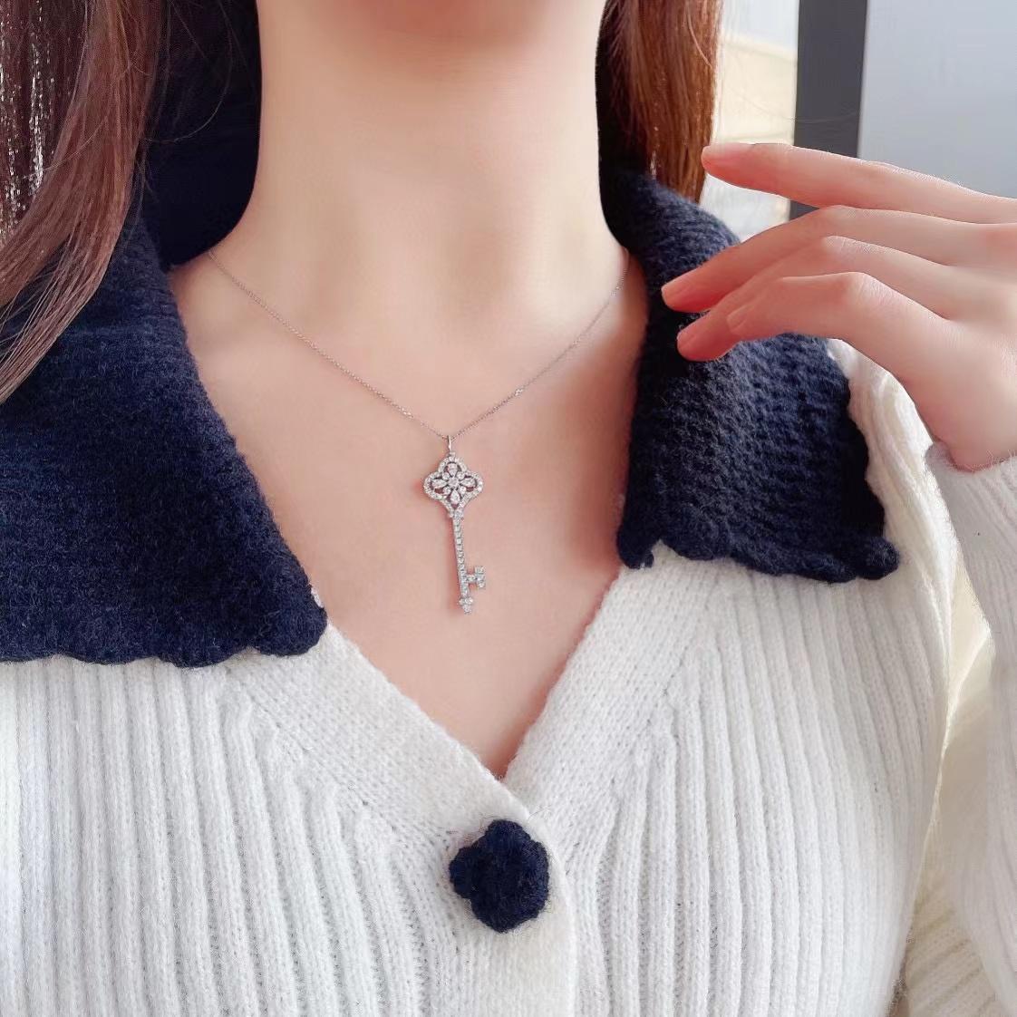 18K White Gold Diamond Key Necklace In New Condition For Sale In Hong Kong, HK