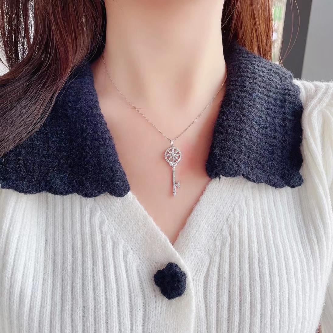 Collana di chiavi con diamanti in oro bianco 18 carati In condizioni Nuovo in vendita a Hong Kong, HK