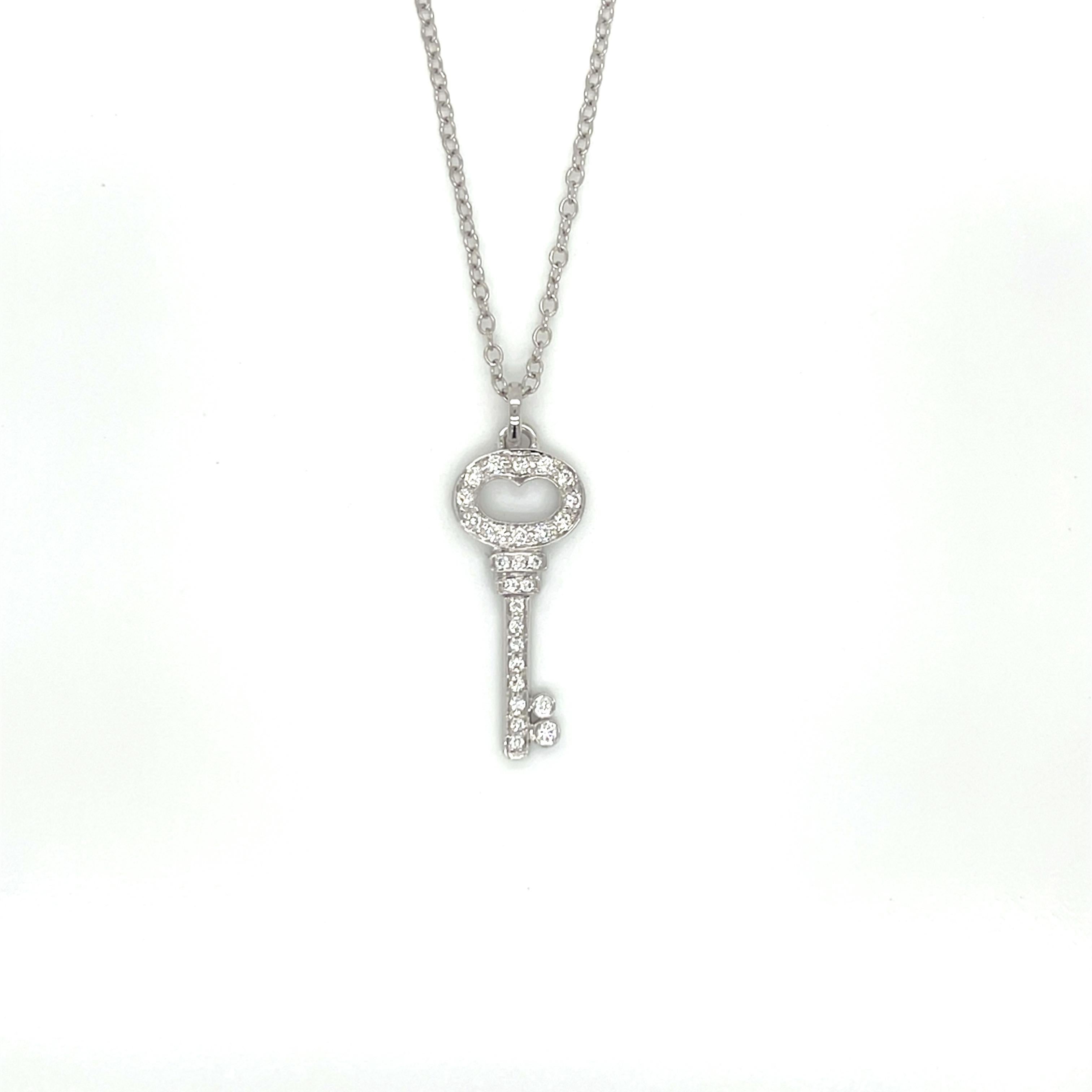 Collier pendentif clé en or blanc 18K avec diamants

Libérez l'élégance avec cet exquis pendentif clé en diamant en or blanc 18k, symbole intemporel de mystère et de sophistication. Cette magnifique pièce comporte 27 diamants ronds brillants