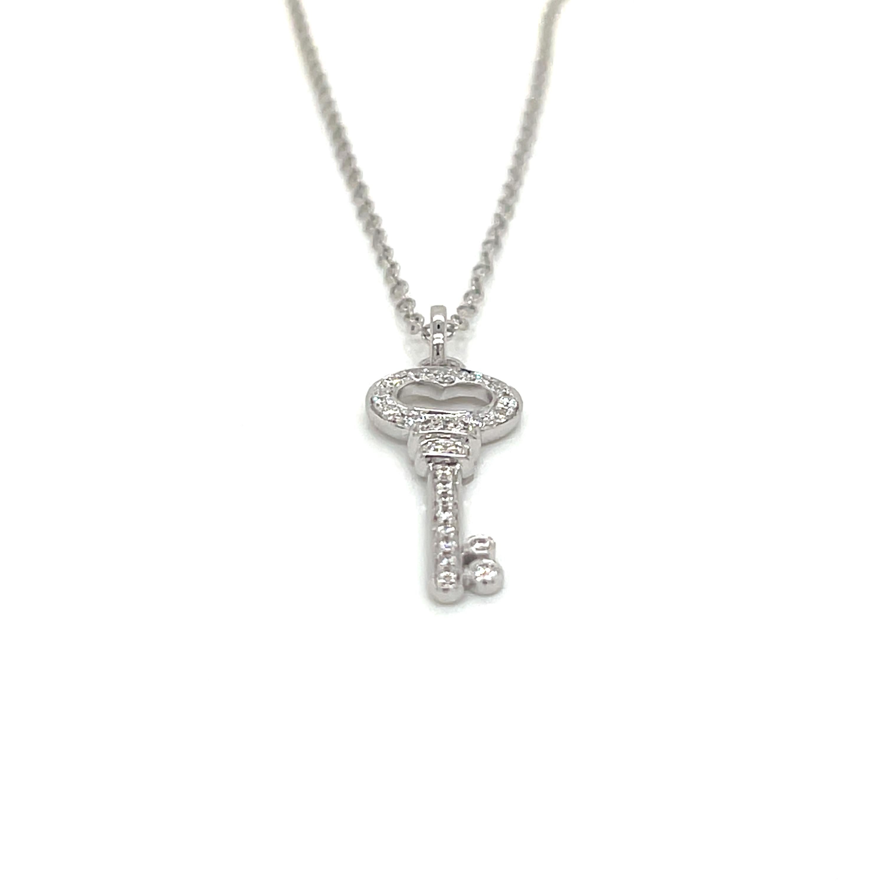Collier pendentif clé en or blanc 18K avec diamants Neuf - En vente à Boston, MA