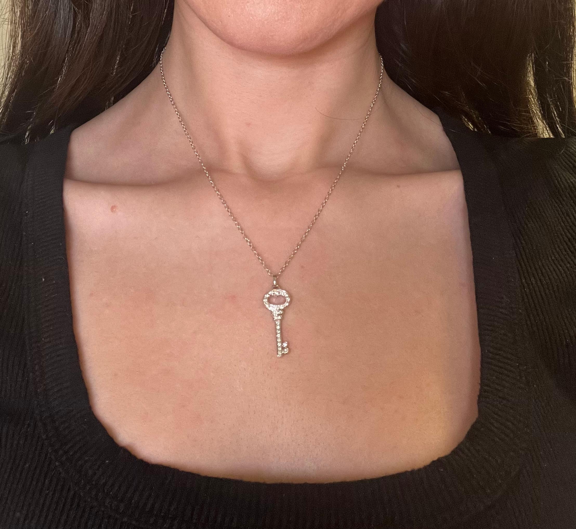 Collier pendentif clé en or blanc 18K avec diamants Pour femmes en vente