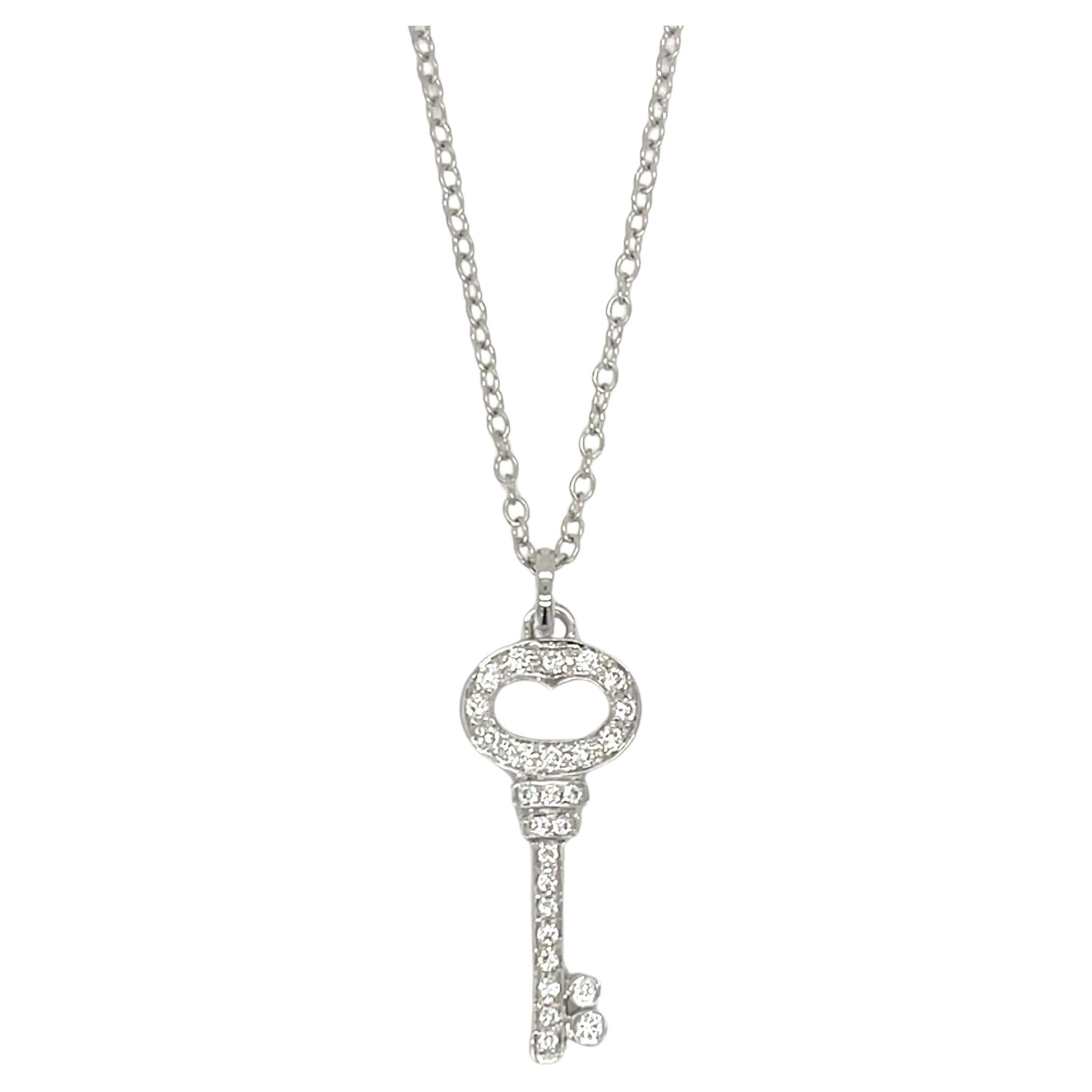 Collier pendentif clé en or blanc 18K avec diamants