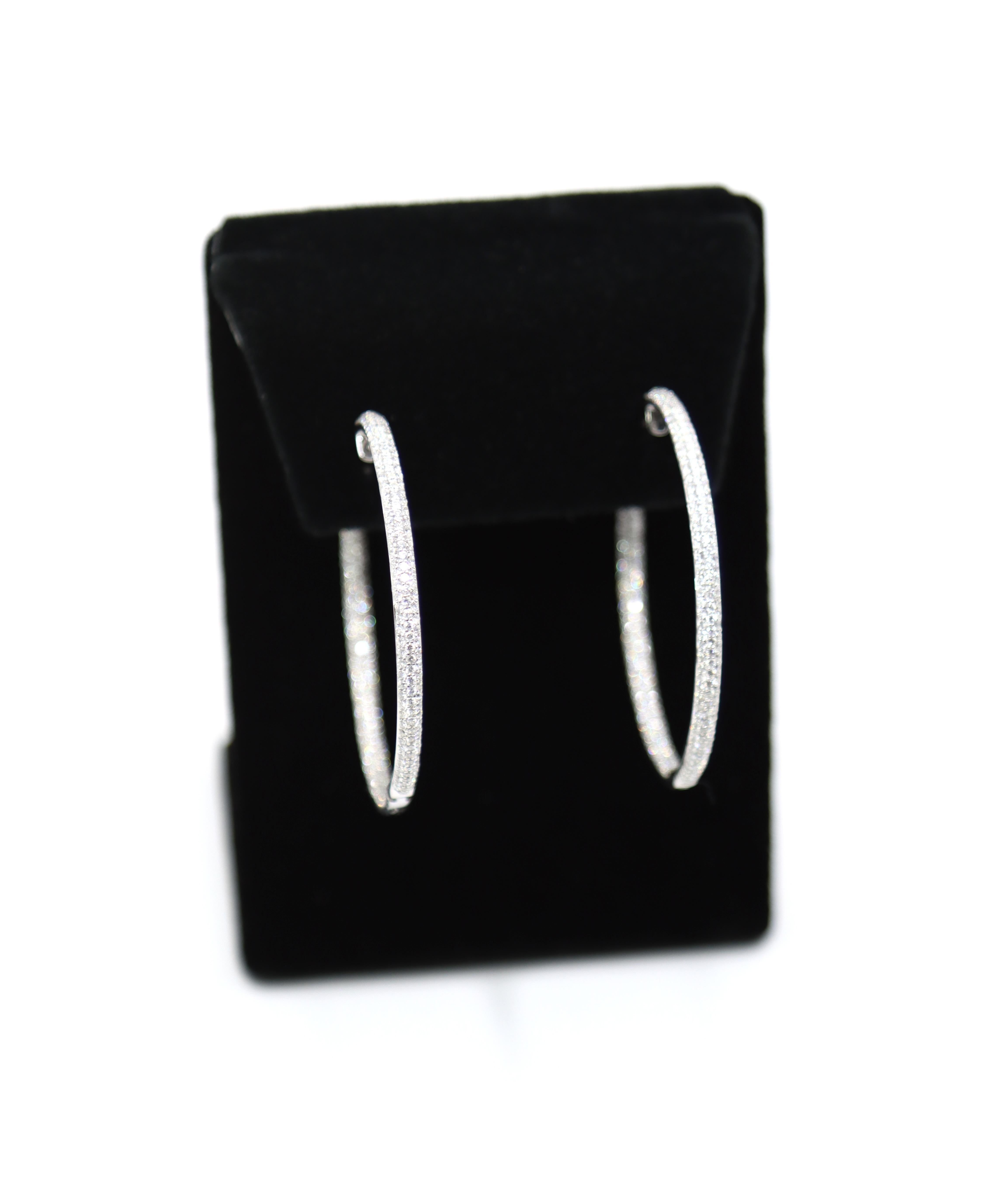 Boucles d'oreilles en or blanc 18 carats avec diamants en vente 7