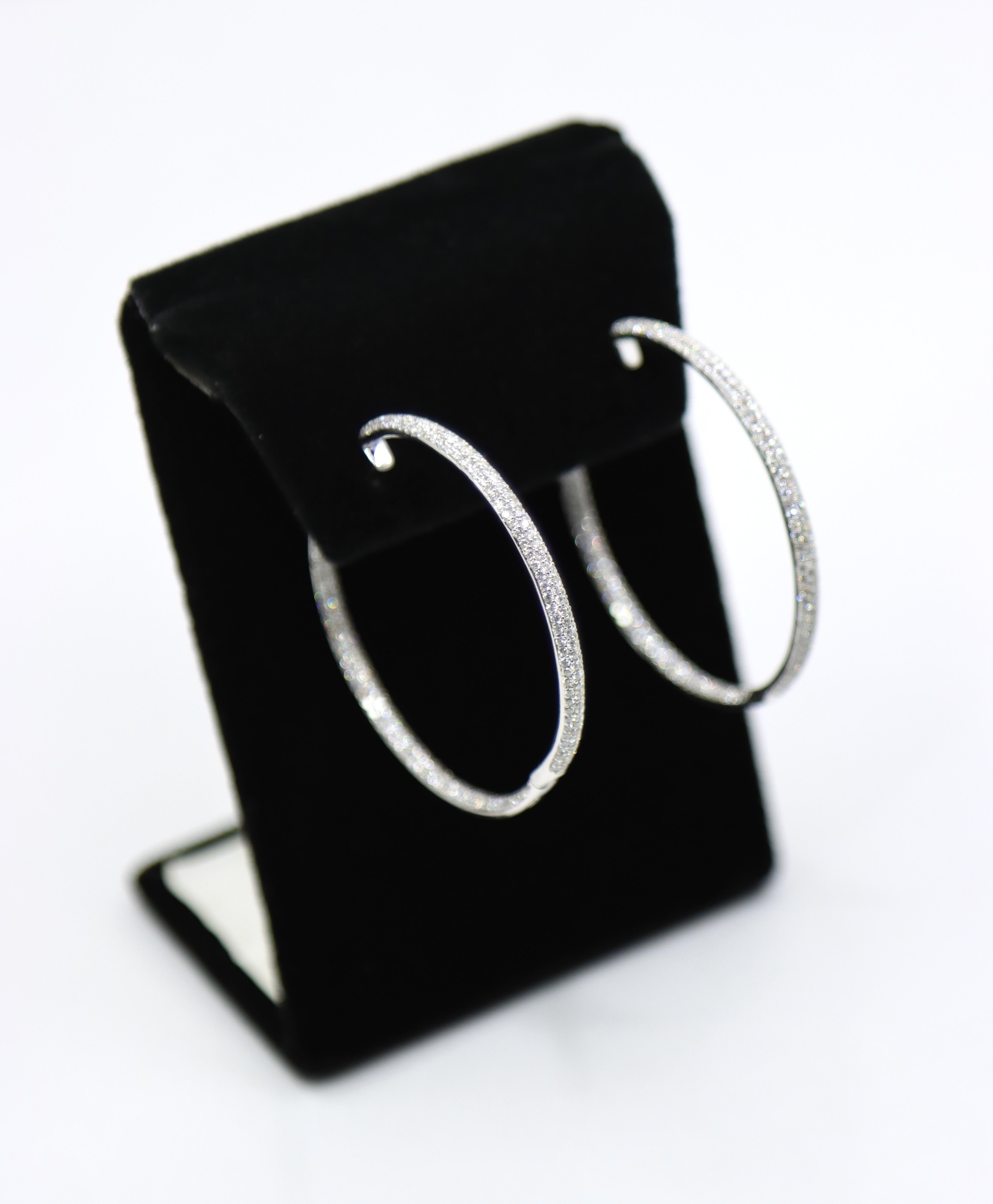 Boucles d'oreilles en or blanc 18 carats avec diamants en vente 8