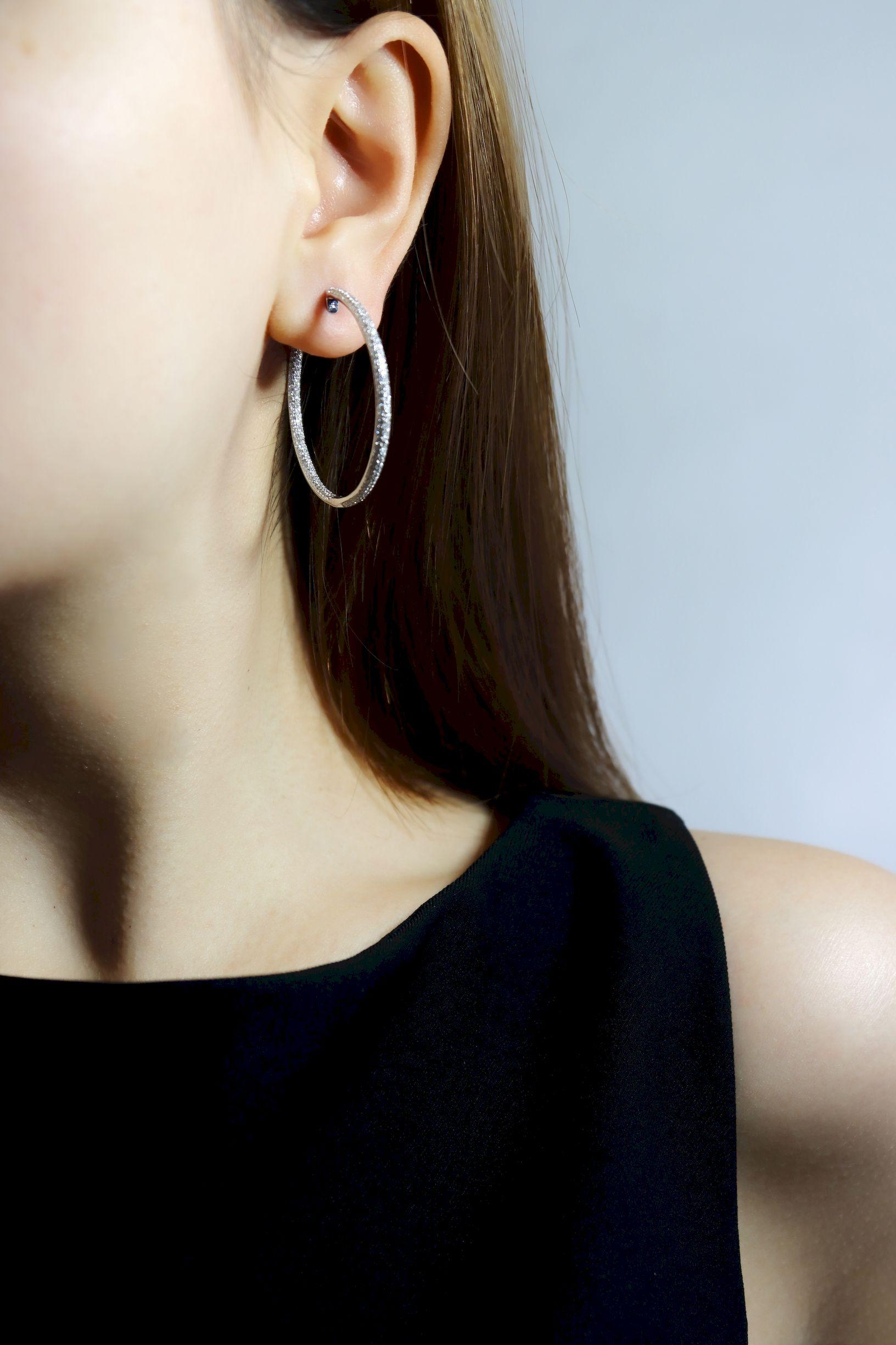 Boucles d'oreilles en or blanc 18 carats avec diamants en vente 9