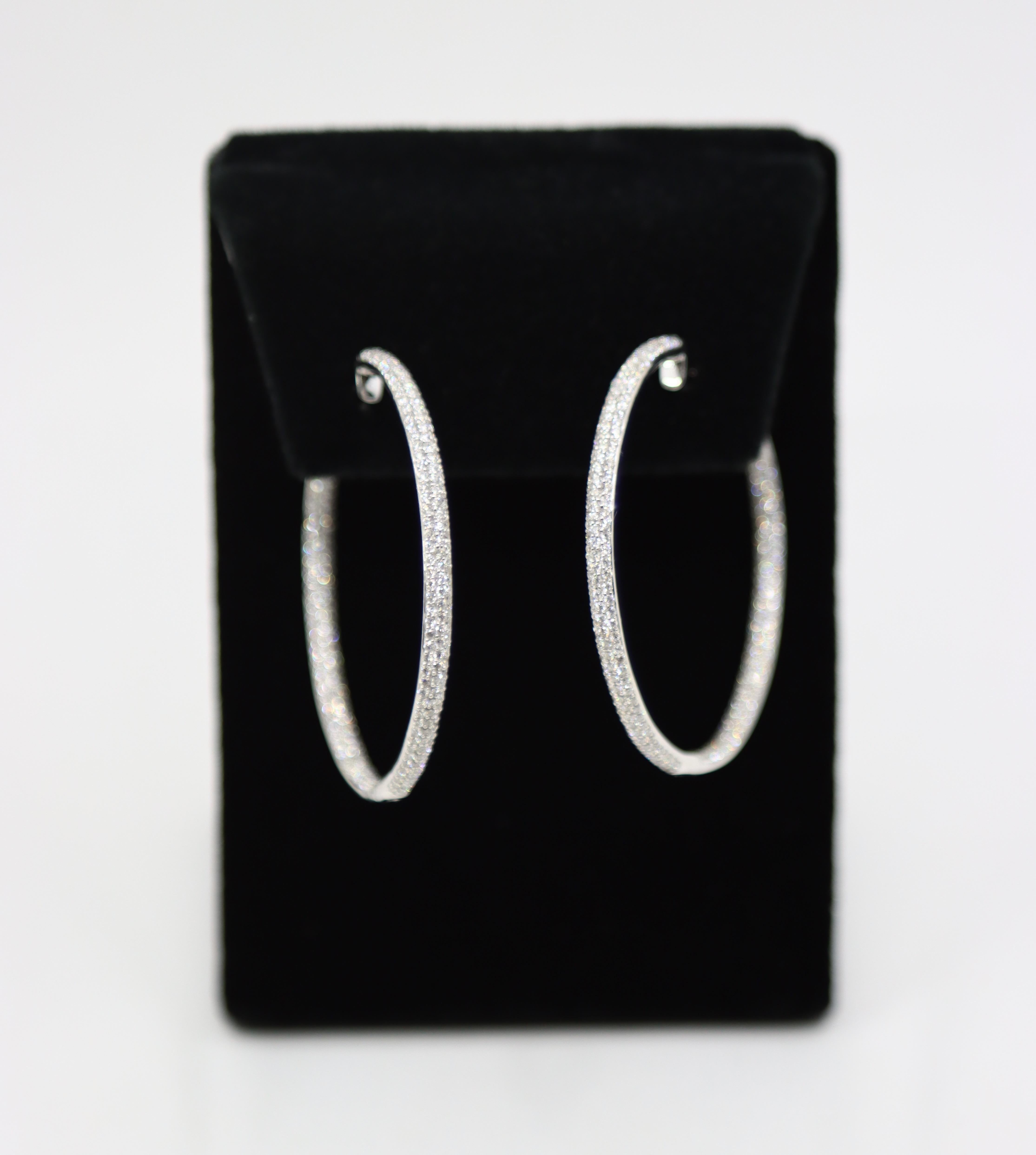 Boucles d'oreilles en or blanc 18 carats avec diamants

Marqué :
750
D134

Dimensions approximatives :
4. 2 cm (diamètre)
0,2 cm (largeur)
Environ 2,68 carats (diamant)
9,3 grammes.

** Les diamants et les pierres de couleur sont mesurés dans la