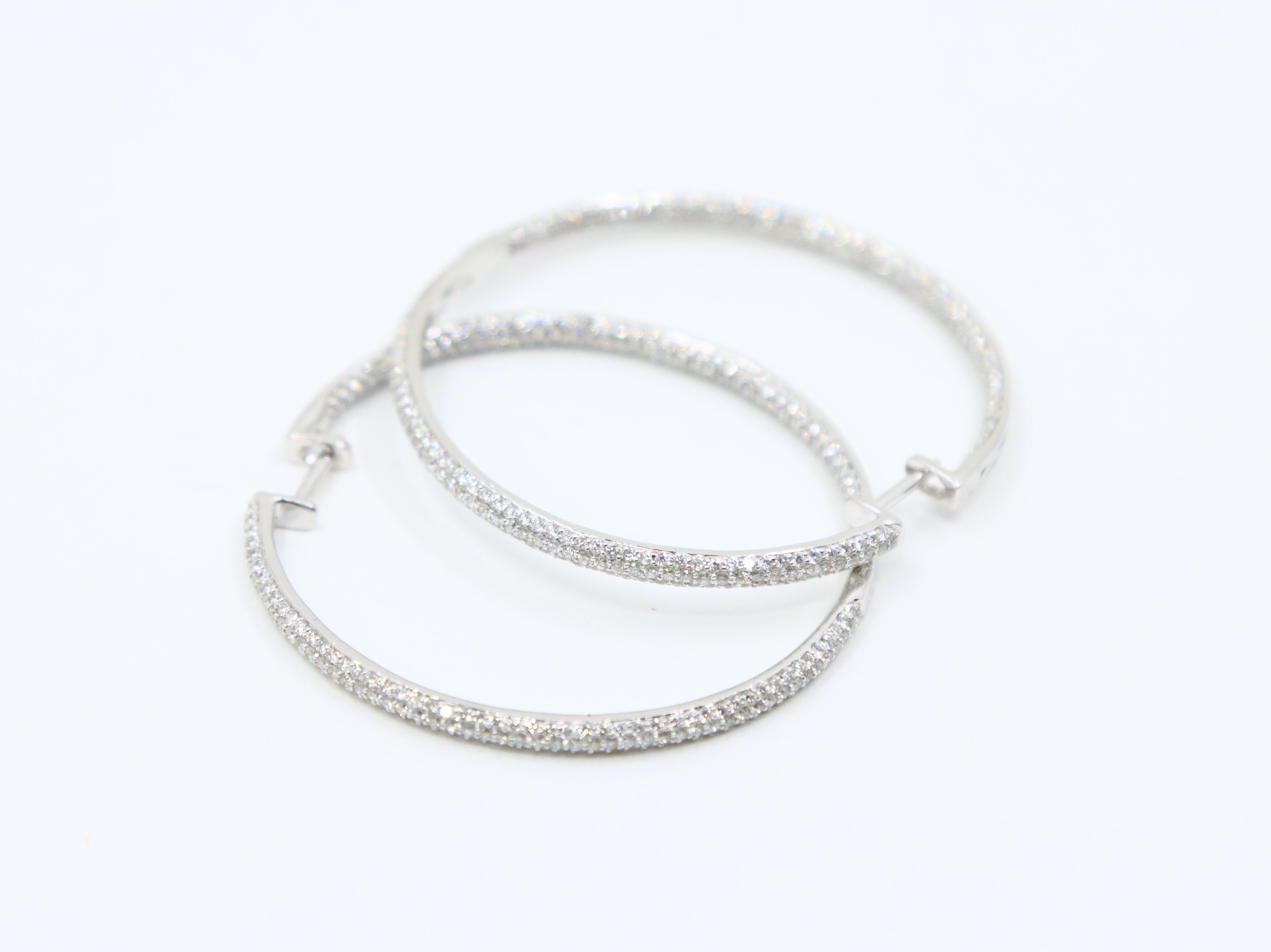 Boucles d'oreilles en or blanc 18 carats avec diamants en vente 1