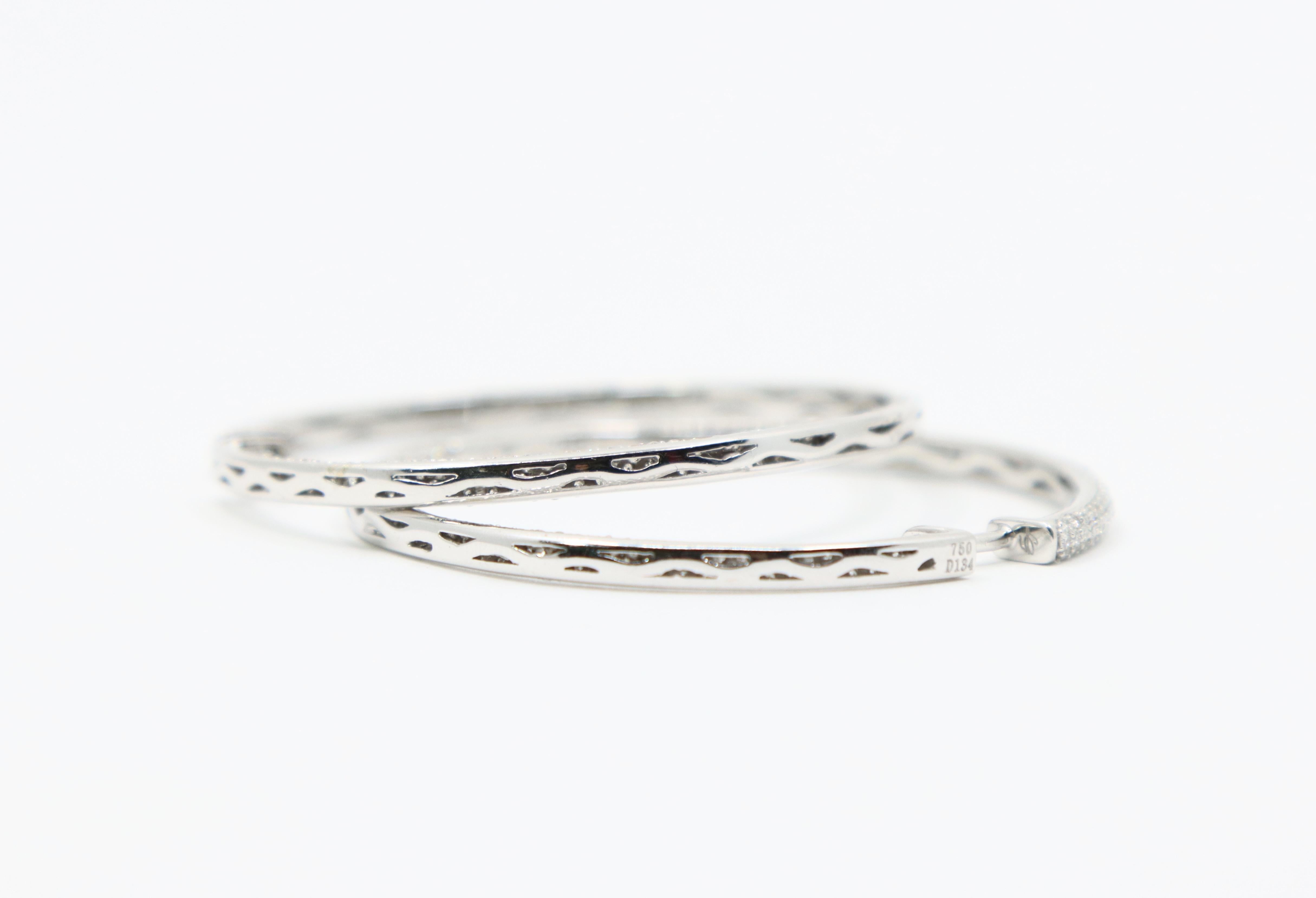 Boucles d'oreilles en or blanc 18 carats avec diamants en vente 2