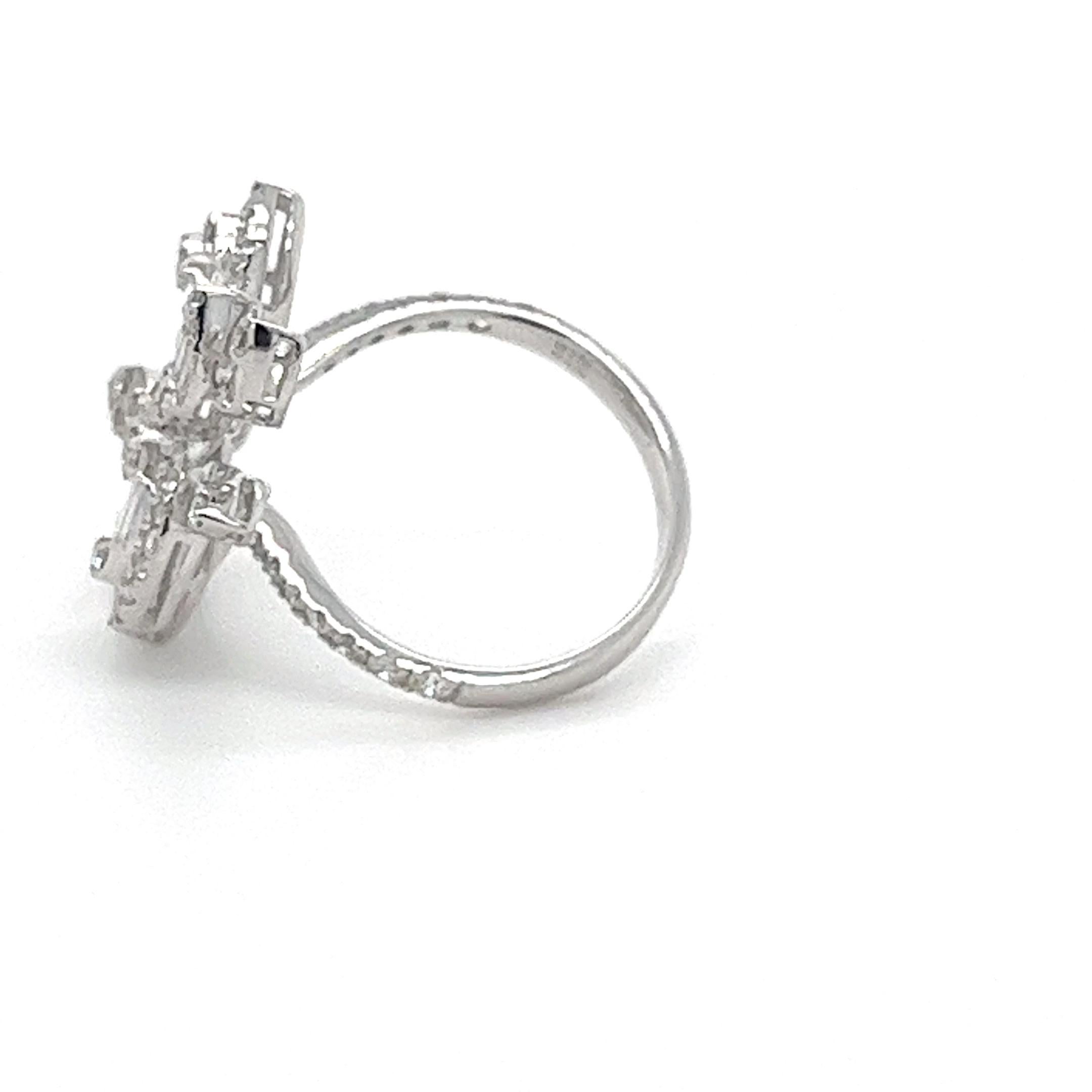 18K White Gold Diamond Leaf Ring In New Condition For Sale In Hong Kong, HK