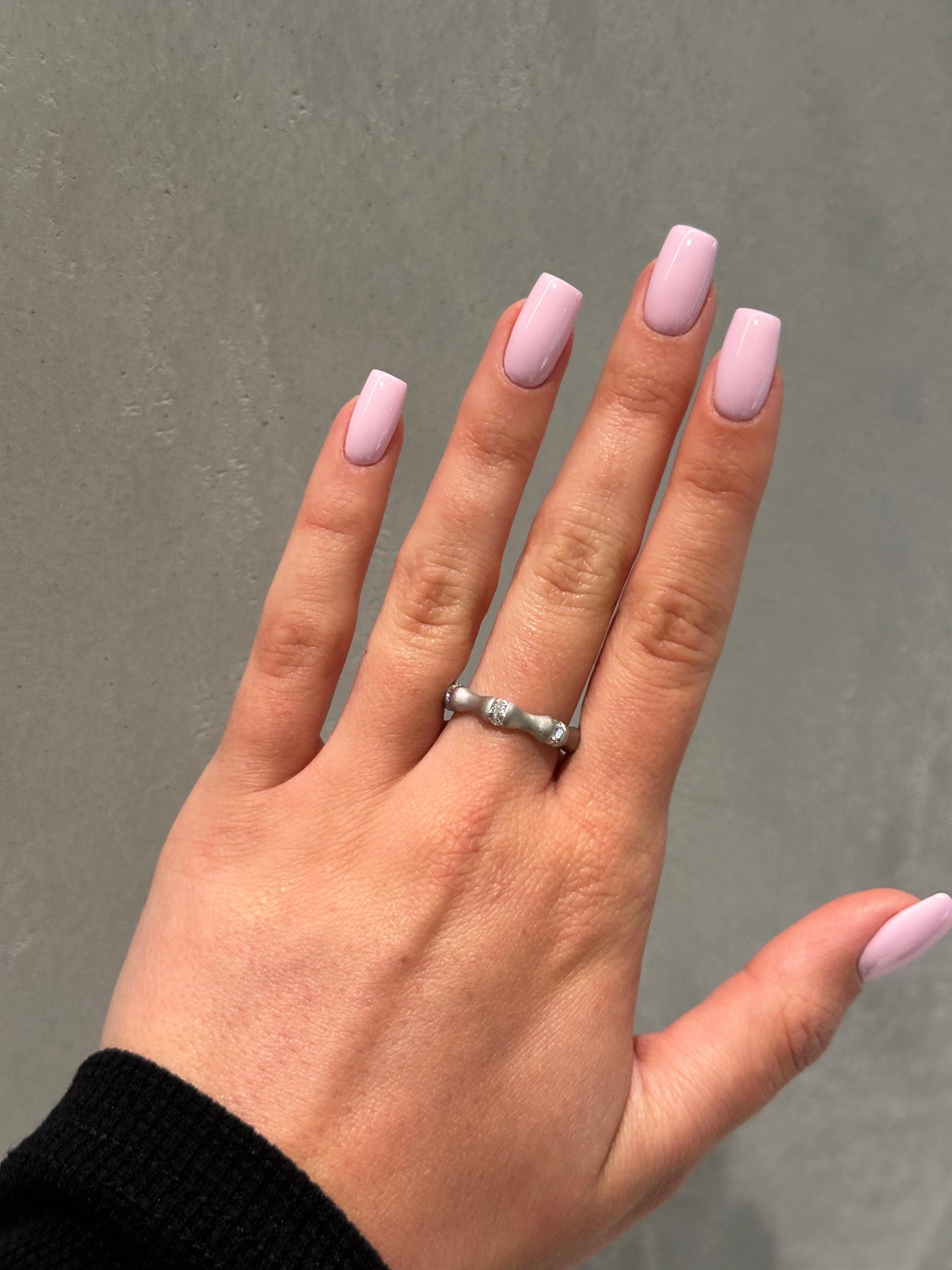 Erleben Sie zeitlose Eleganz mit diesem exquisiten Ring aus 18 Karat Weißgold. Die sorgfältig gefertigte, matte Oberfläche strahlt moderne Raffinesse aus. Mit funkelnden 0,55 Karat runden Diamanten, die kunstvoll angeordnet sind und das Licht aus