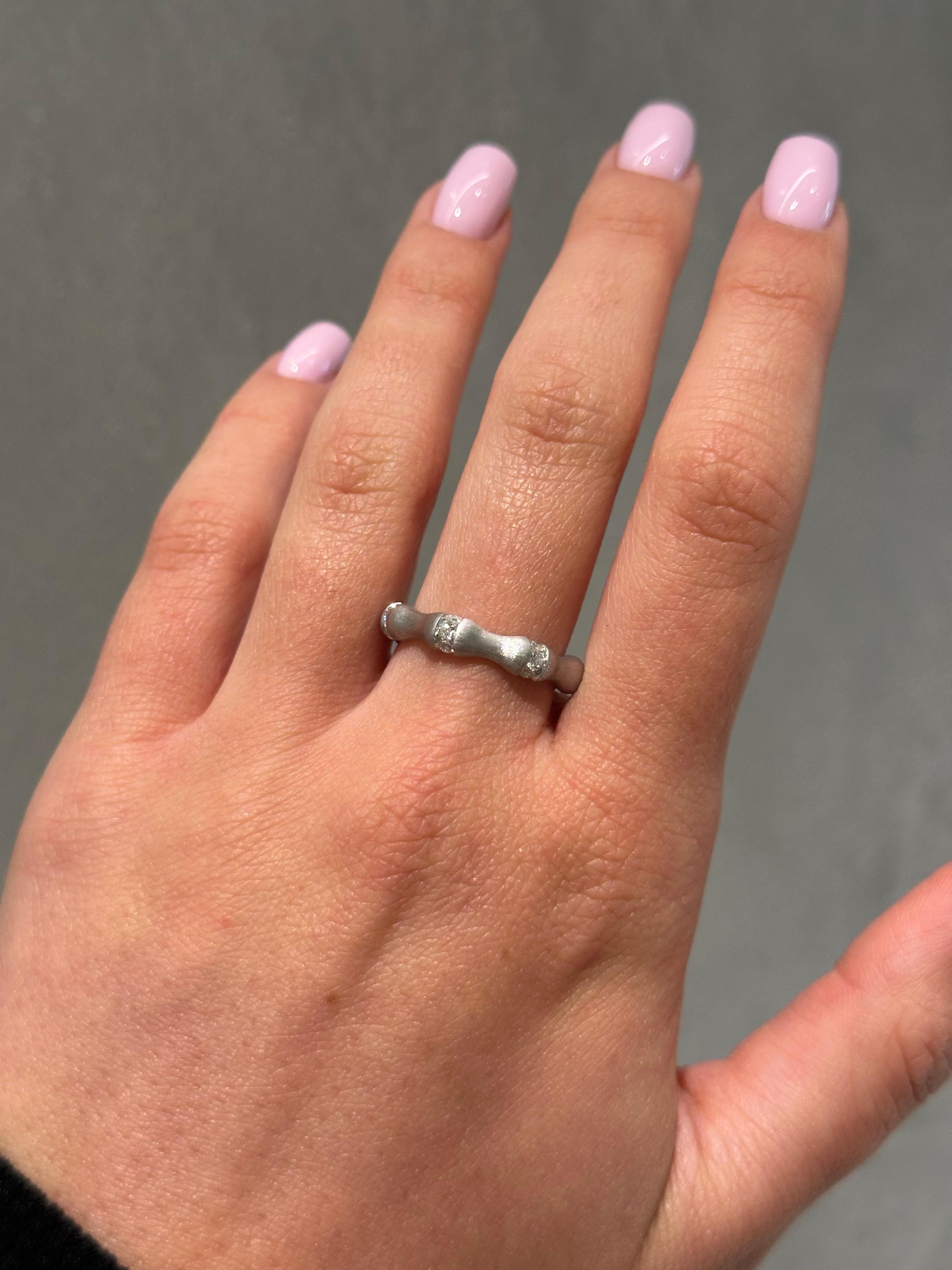 18K Weißgold & Diamant Ring mit mattem Finish (Rundschliff) im Angebot