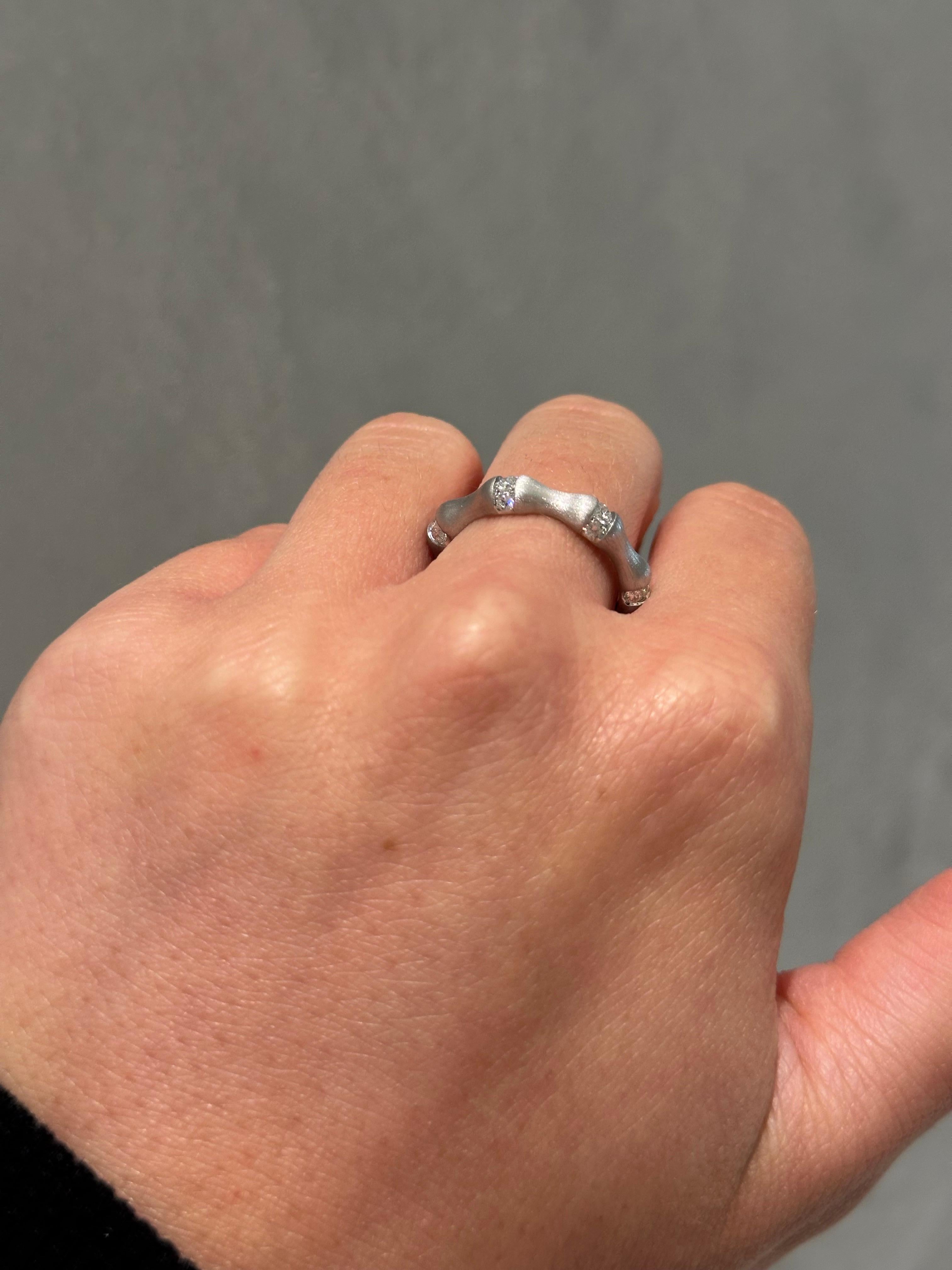 18K Weißgold & Diamant Ring mit mattem Finish im Zustand „Neu“ im Angebot in New York, NY