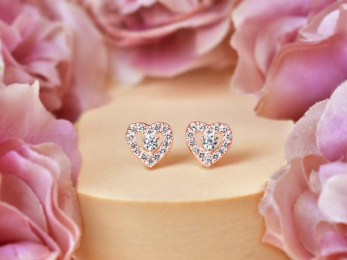 Moderne Boucles d'oreilles mini-cur en or 18k avec diamants Boucles d'oreilles en forme de cur en vente