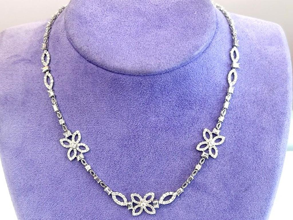 18KWG Diamond Mixed-Cut Flower Station Neckalce 5.78CTS.

Unverkennbar luxuriös erblüht dieses diamantene Blumencollier in einzigartiger Schönheit an einer zarten Weißgoldkette und lädt Sie ein, unser Collier auf Ihre Art zu tragen: Entfliehen Sie
