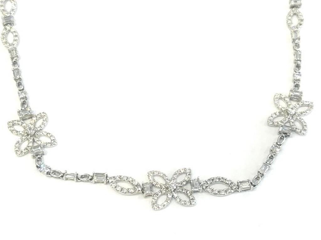 18K Weißgold Diamant Mixed Cut Blume Station Tennis Halskette 5,78 Karat (Rundschliff) im Angebot