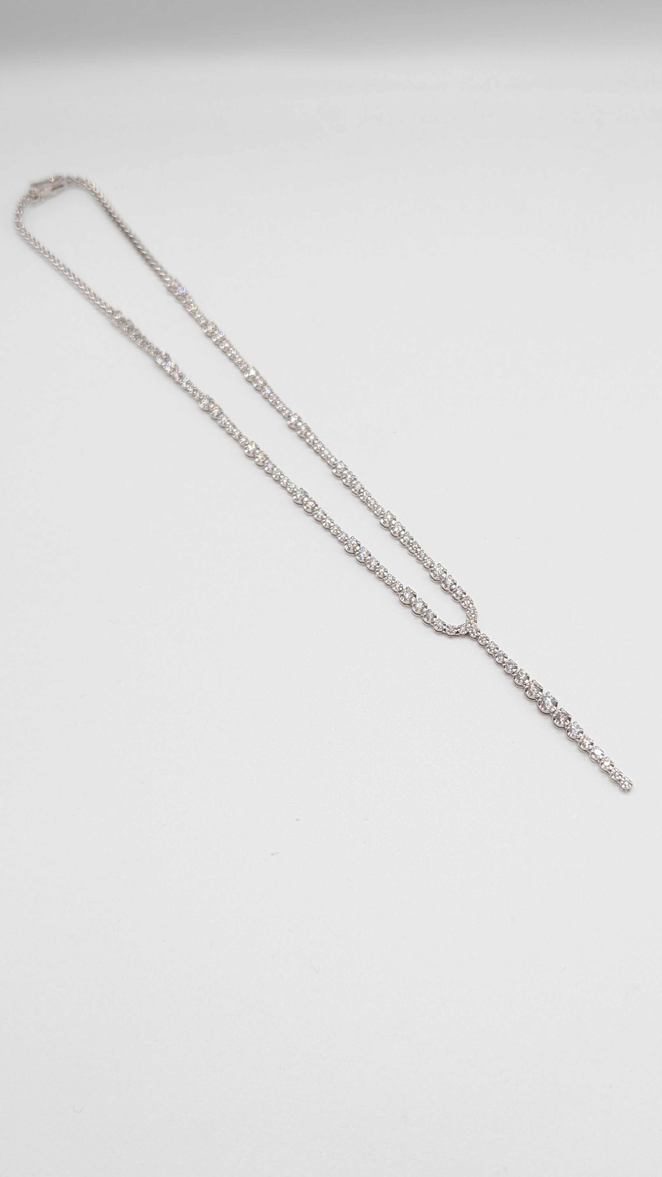 Exquisite 18K Weißgold Diamant Tropfen Tennis Halskette - 3,83 Karat

Diese atemberaubende Tennis-Halskette aus strahlendem 18-karätigem Weißgold ist ein Meisterwerk der raffinierten Eleganz. Sie ist mit 3,83 Karat natürlichen, runden Diamanten im