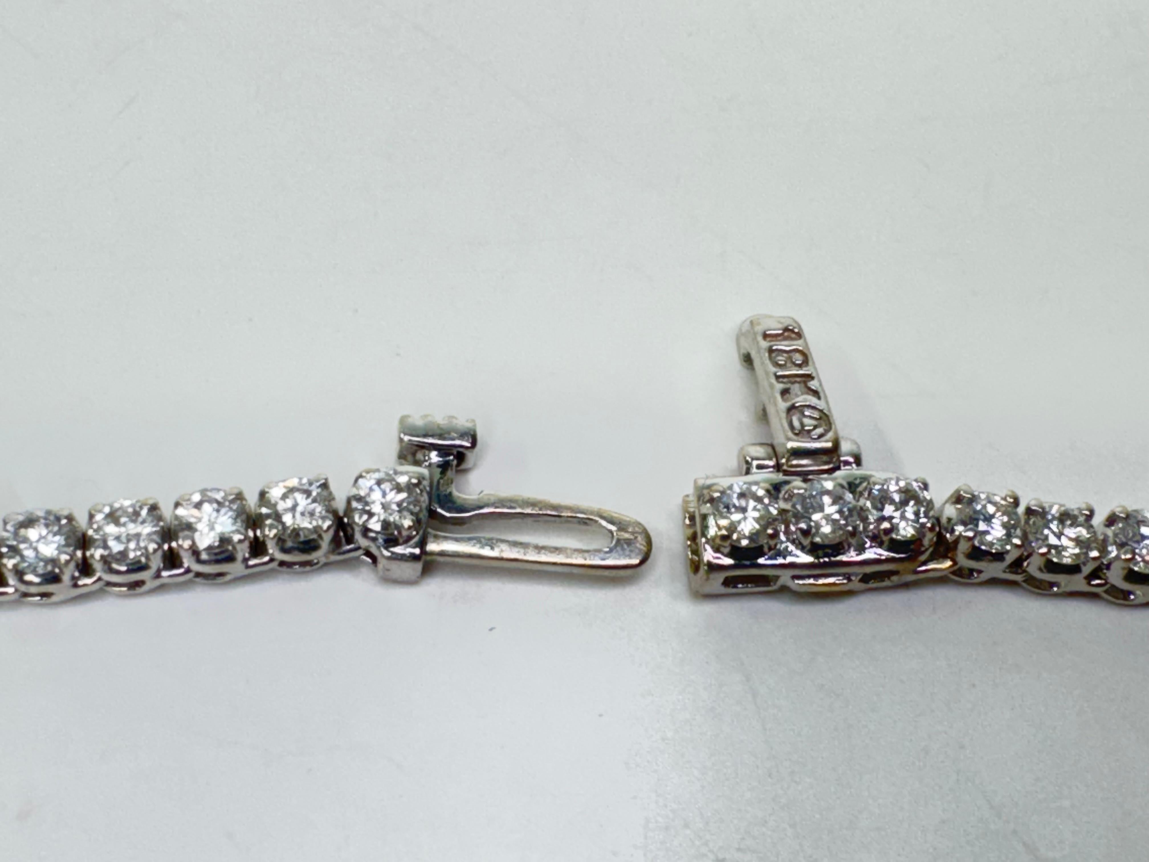 Questa squisita collana di diamanti in oro bianco 18 carati è uno splendido esempio di lusso ed eleganza. Presenta un totale di 145 diamanti rotondi a taglio brillante, meticolosamente selezionati per la loro eccezionale lucentezza e brillantezza.