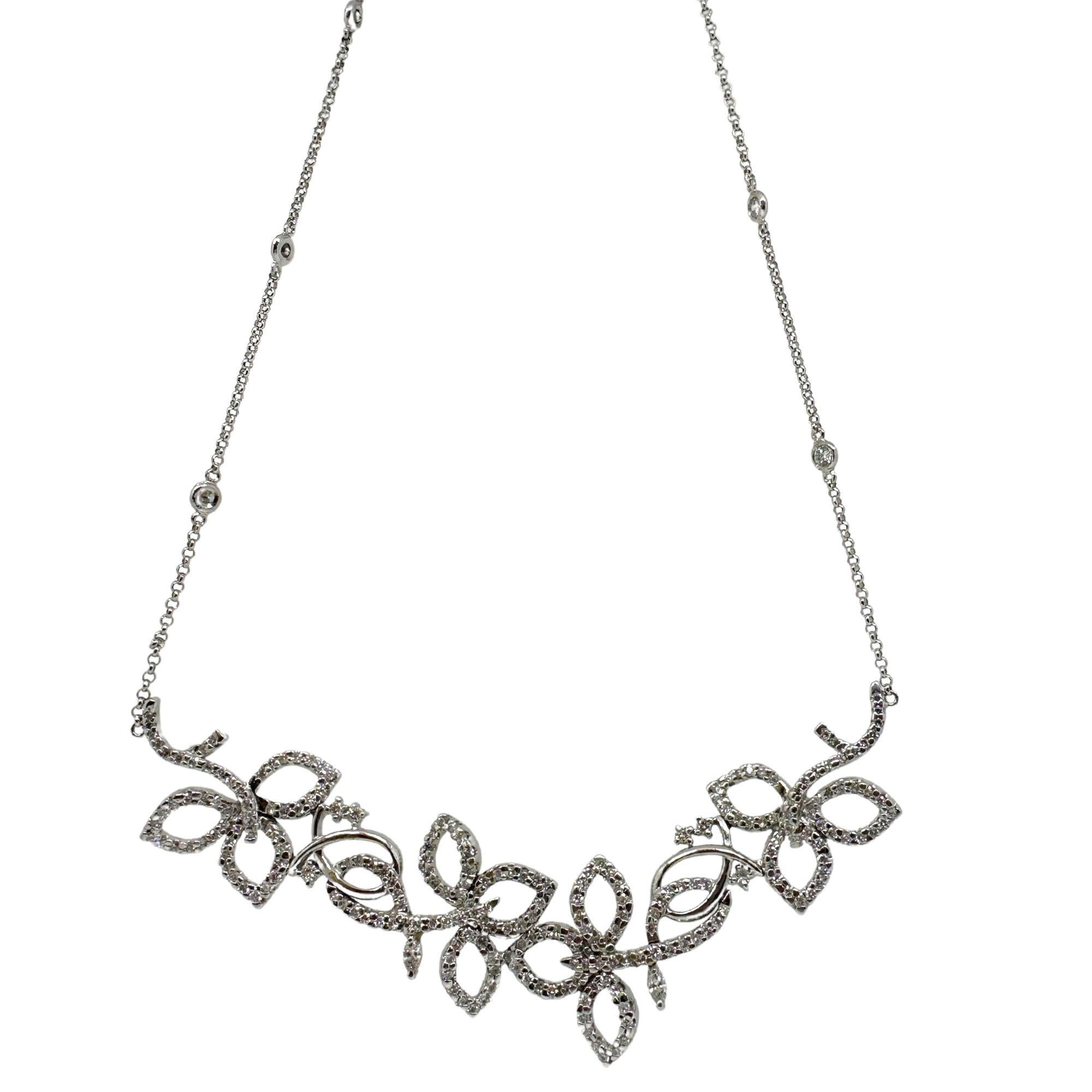 Collar de oro blanco de 18 quilates engastado con 3,87 quilates de diamantes. El collar mide 13 pulgadas de largo con un colgante de 1,5 pulgadas y una pieza central de 3,25 pulgadas de ancho. El peso total es de 17,1 gramos. En buen estado, con