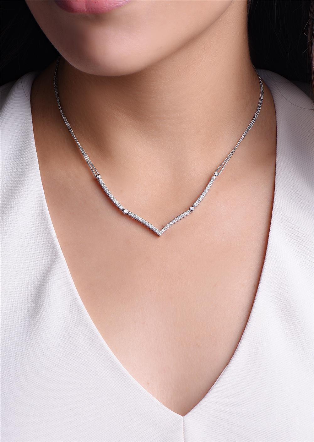 Taglio rotondo Collana di diamanti in oro bianco 18 carati in vendita