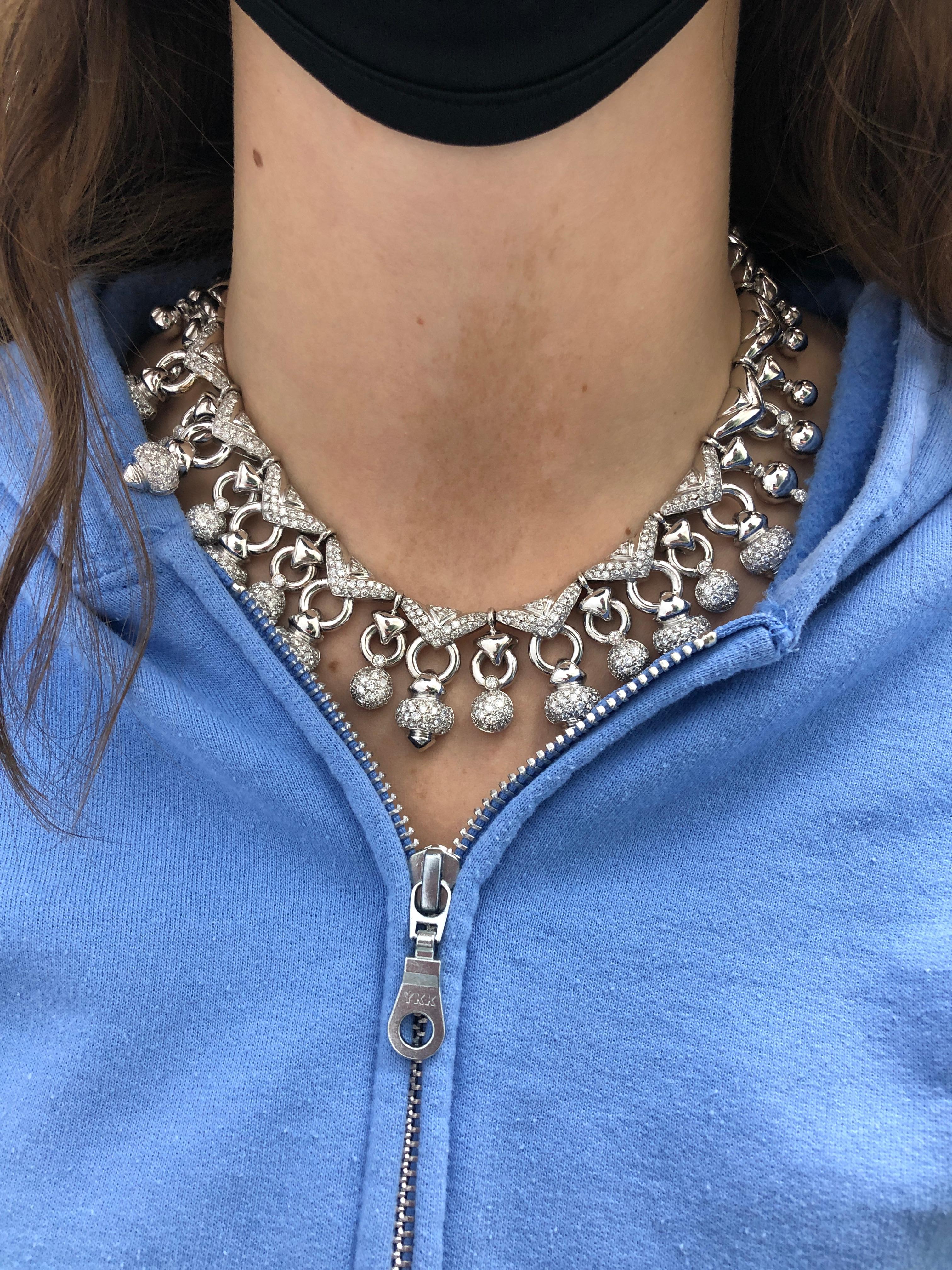 An 18K white gold necklace consisting of round-cut diamonds weighing a total of approximately 20 carats, VS clarity, G color.

Stone: Diamond ~ 20 carats

Metal: 18K White Gold

Size: 15 1/2