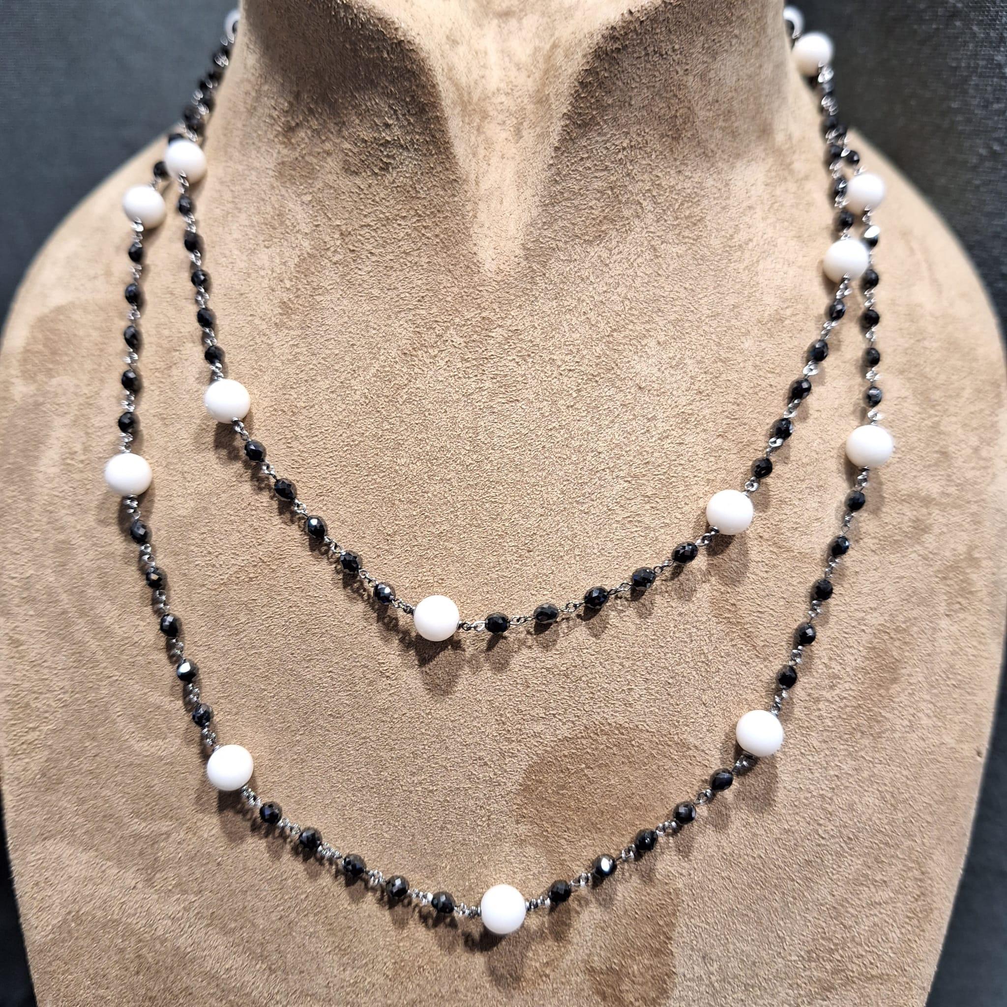 18K White Gold Diamond Necklace with Conch

The necklace setting with conch total weight 39.14ct, the black beads total weight 30.53ct, made in 18K gold.

