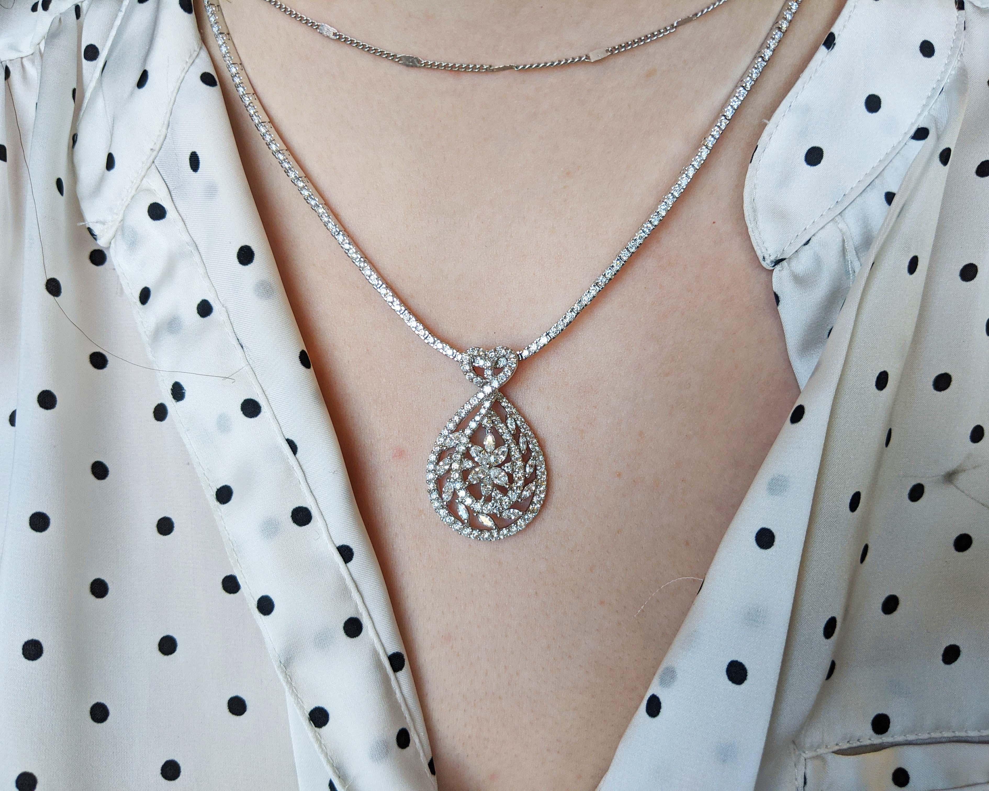 Questa maestosa collana in oro bianco 18 carati è impreziosita da decine di diamanti bianchi brillanti e rotondi ed è accompagnata da un pendente a goccia in oro bianco 18 carati con diamanti bianchi brillanti e marquise. 
Questa incredibile collana