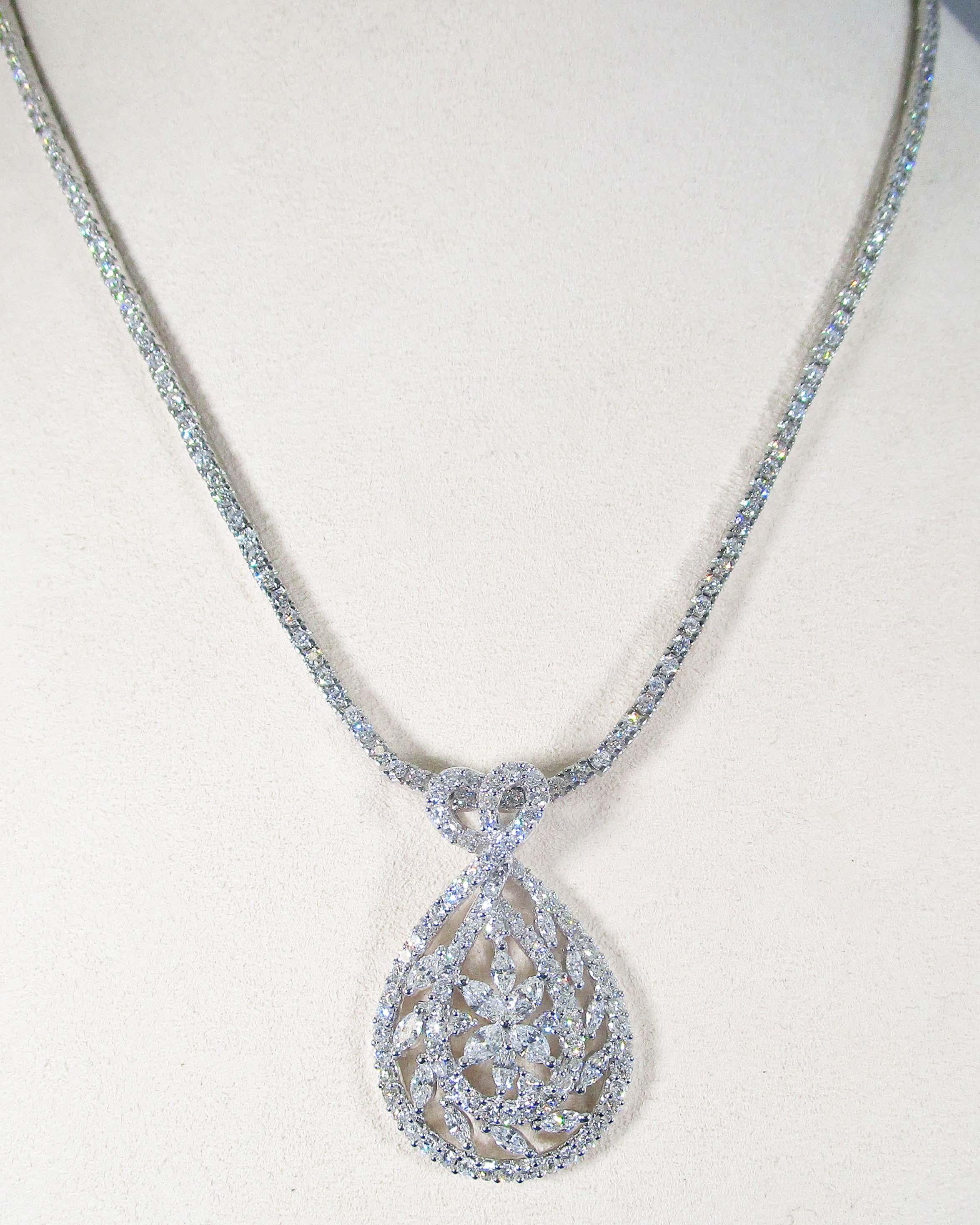 Contemporary 18 Karat Gold Diamond Necklace with Removable 18 Karat Diamond Teardrop Pendant For Sale