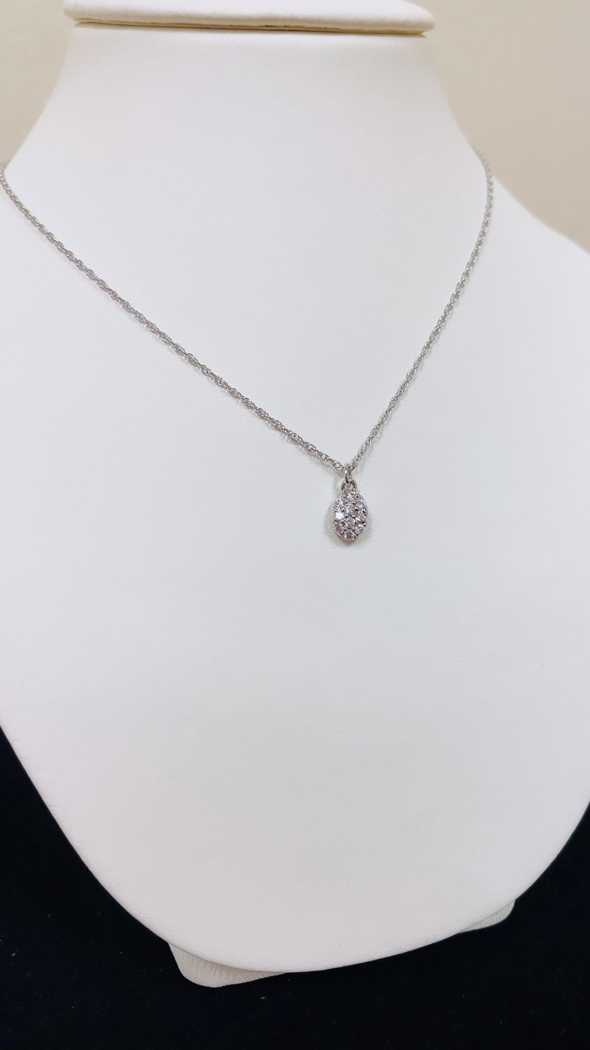 Taglio rotondo Collana con pepita di diamante in oro bianco 18 carati dal design classico in vendita